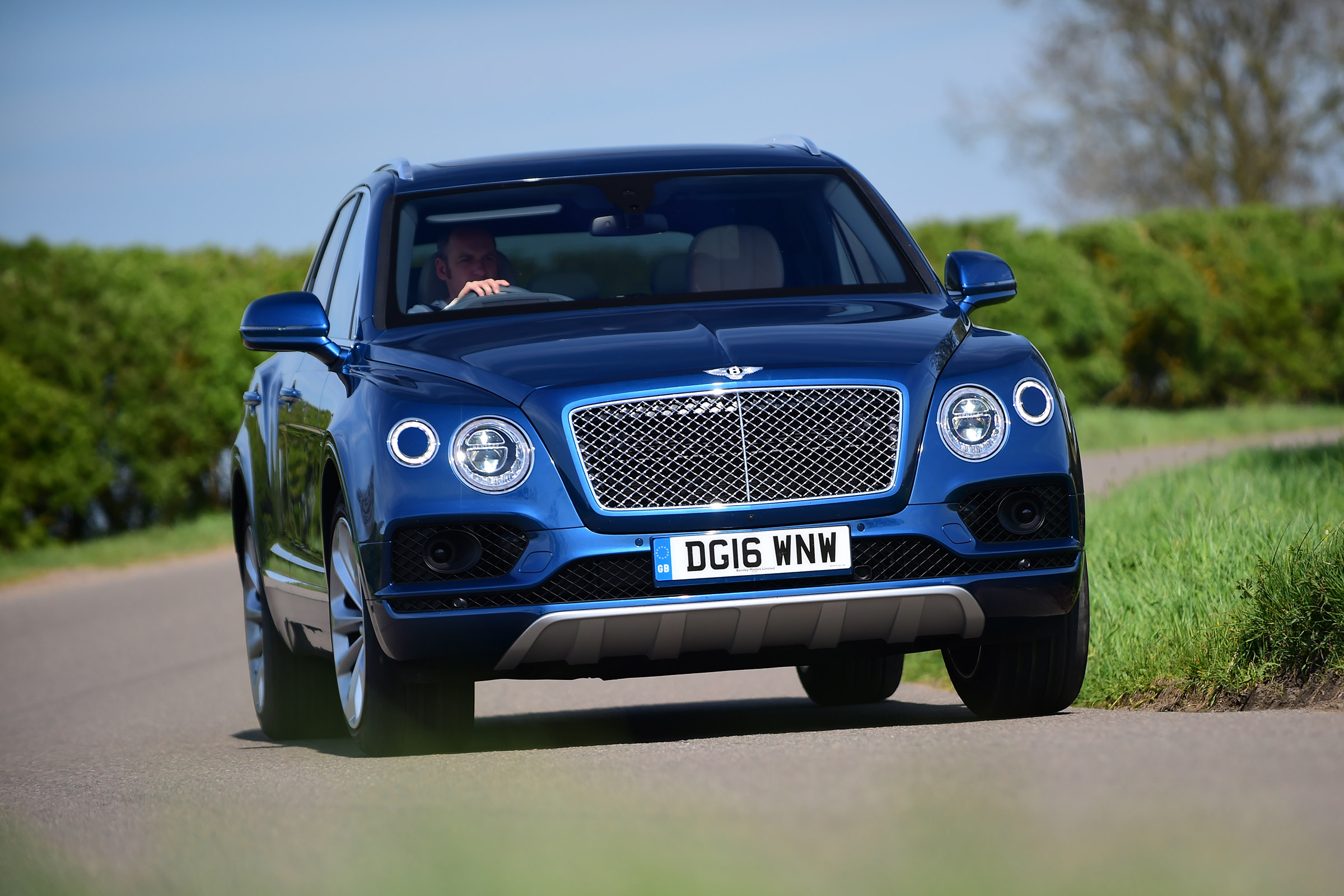 Bentley Bentayga - front cornering