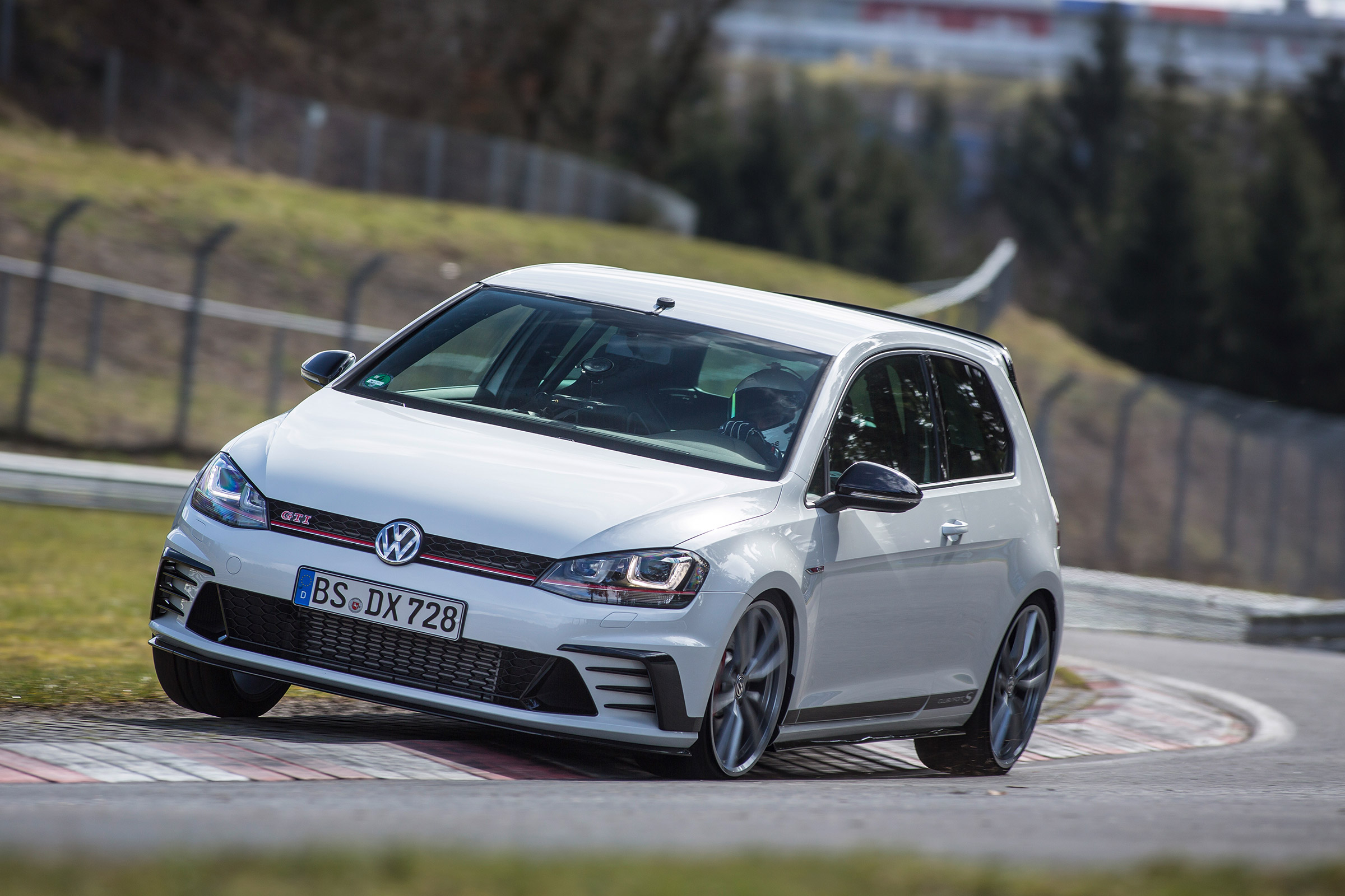 Volkswagen Golf GTI Clubsport S - Nurburgring cornering