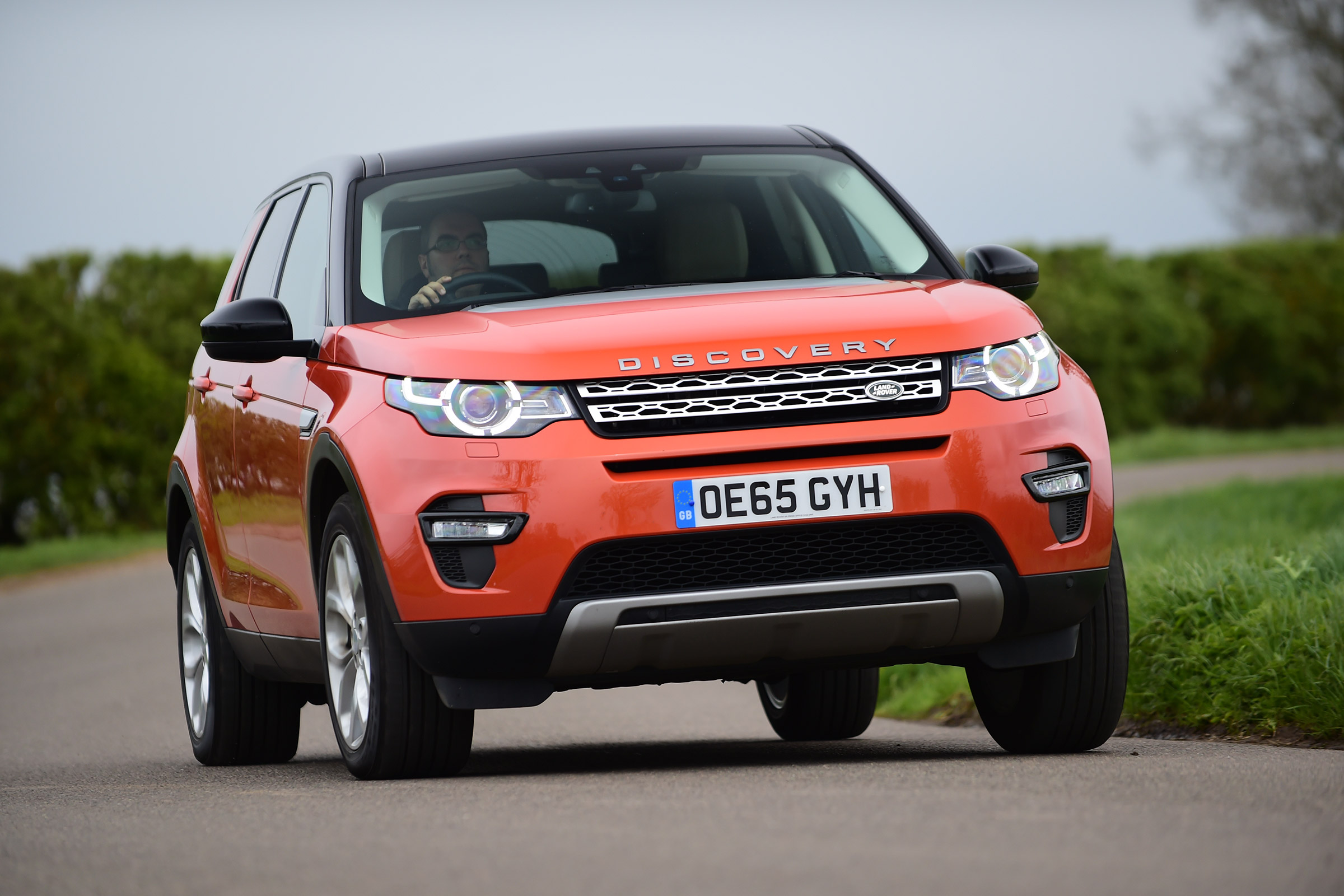 Land Rover Discovery Sport - front cornering