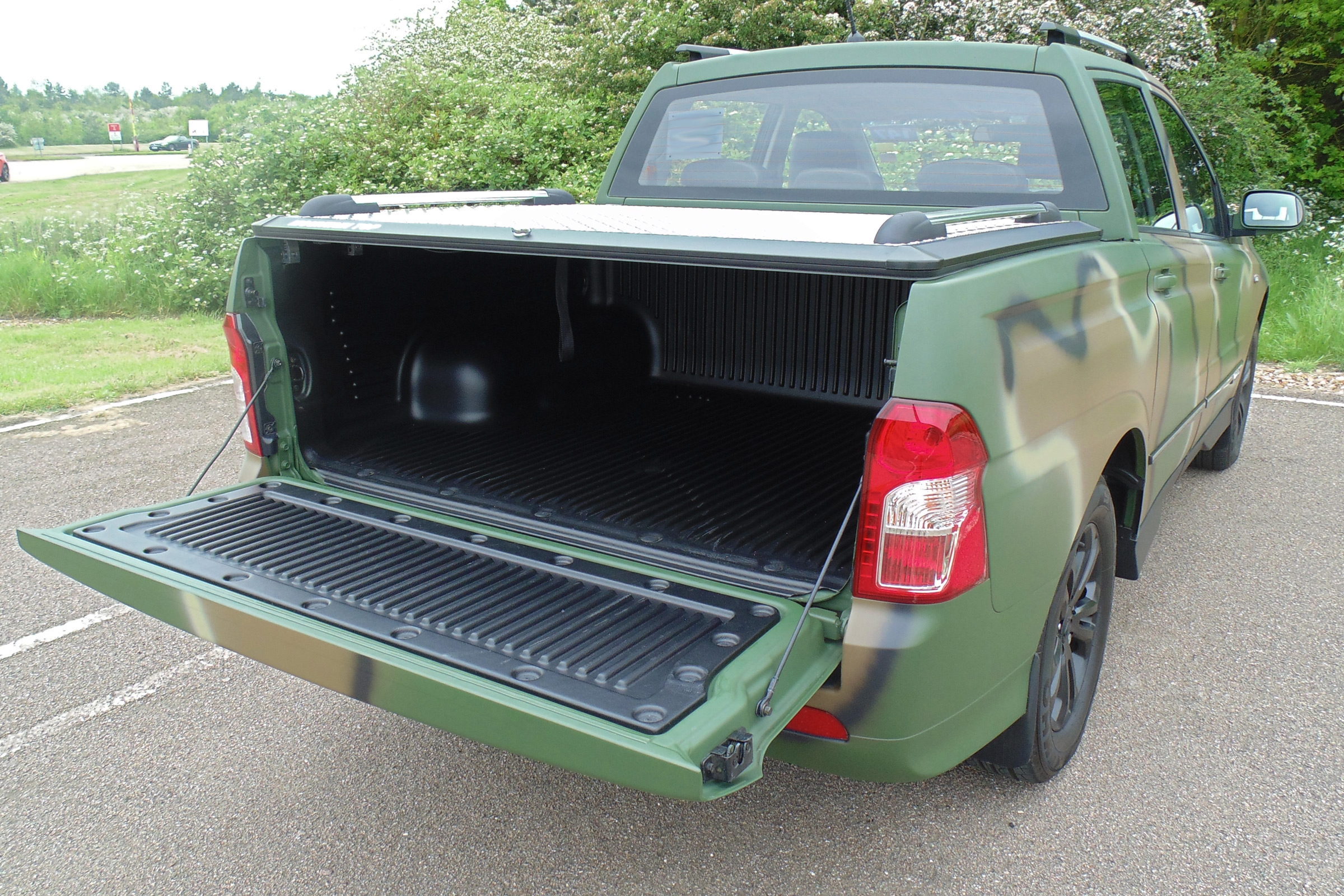 SsangYong Korando Sports DMZ - trunk lid open