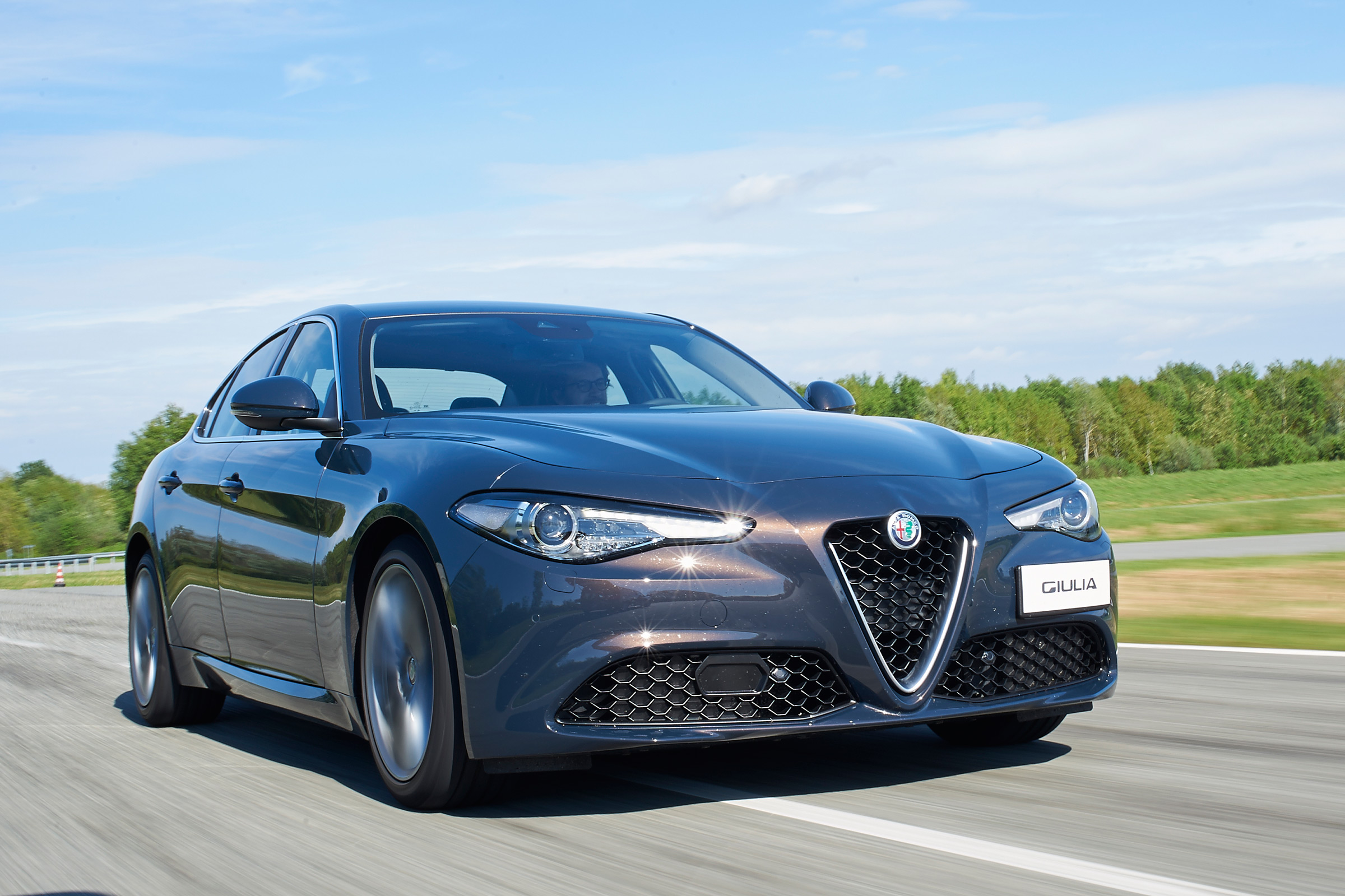 Alfa Romeo Giulia - front tracking