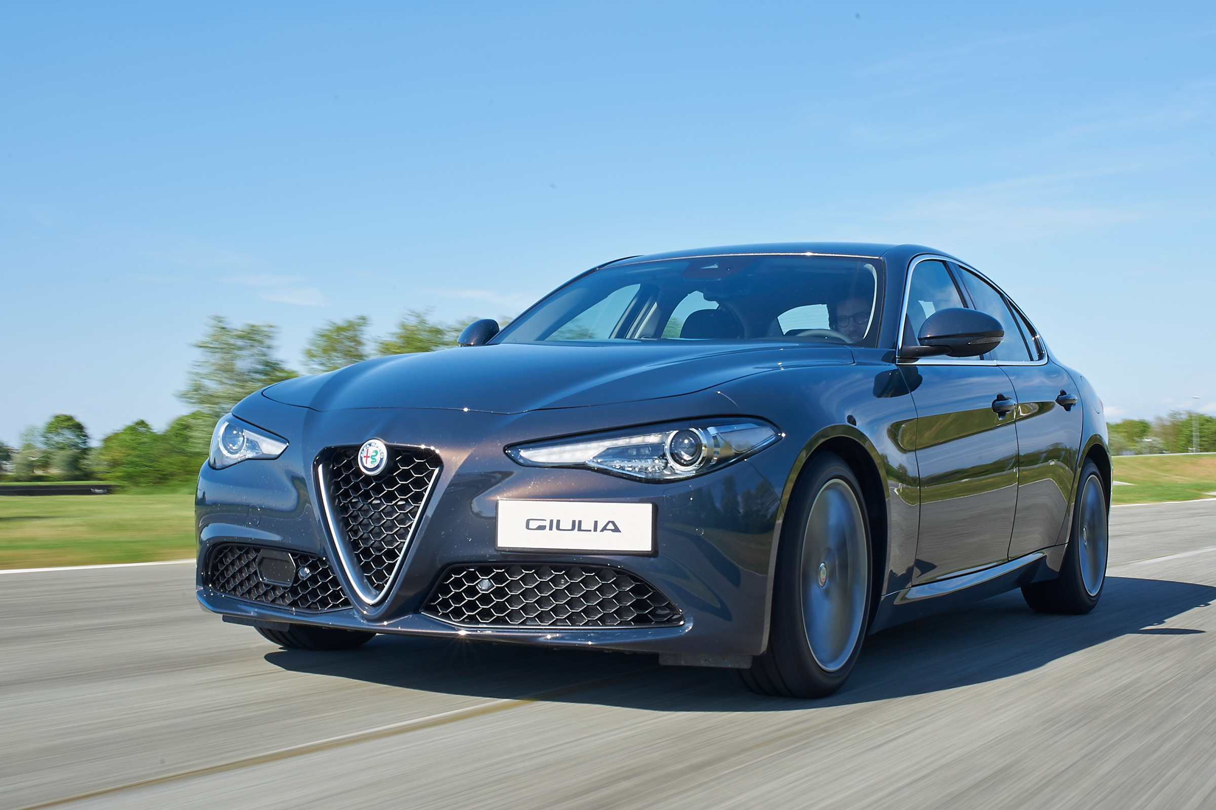 Alfa Romeo Giulia - front tracking 2