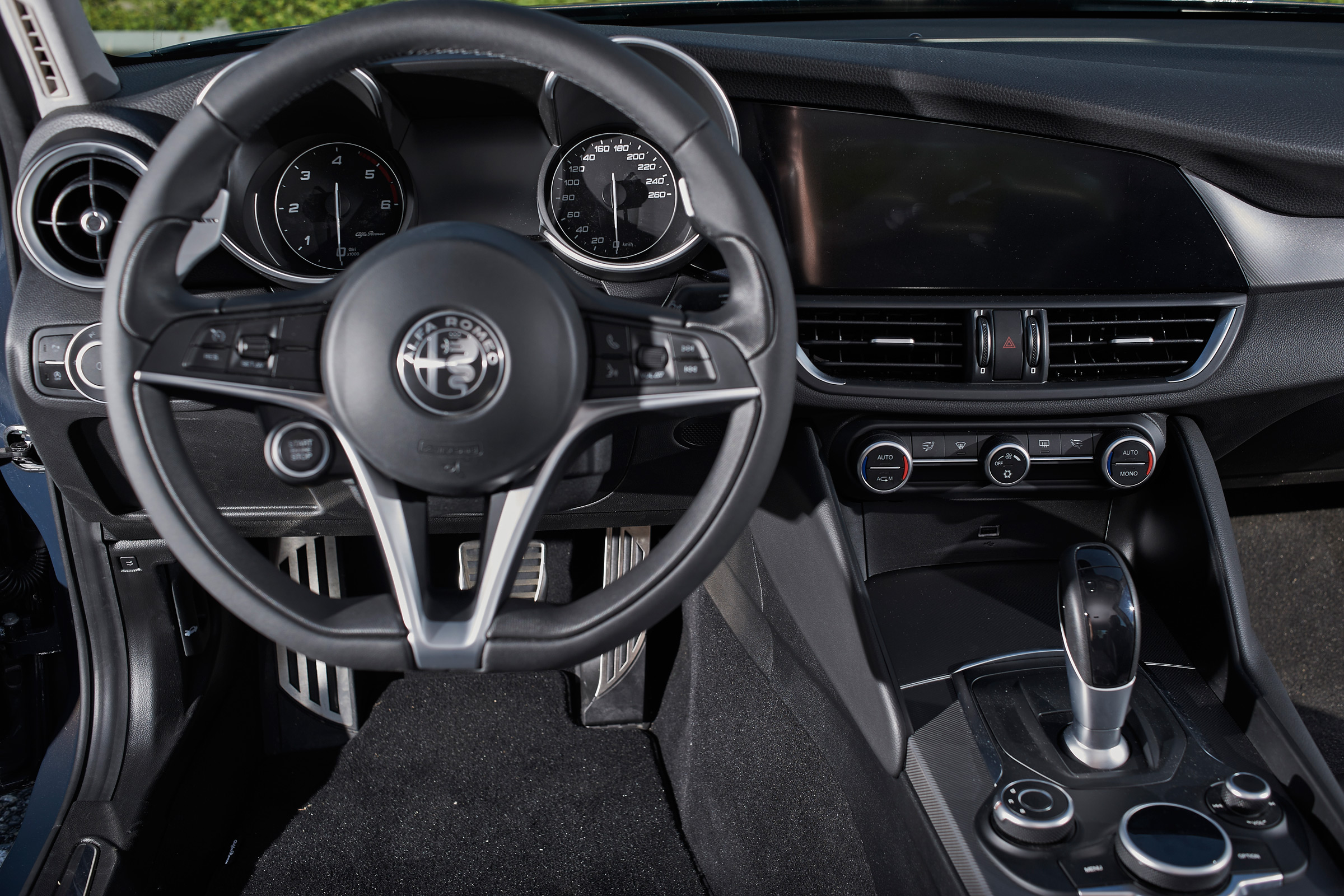 Alfa Romeo Giulia - interior