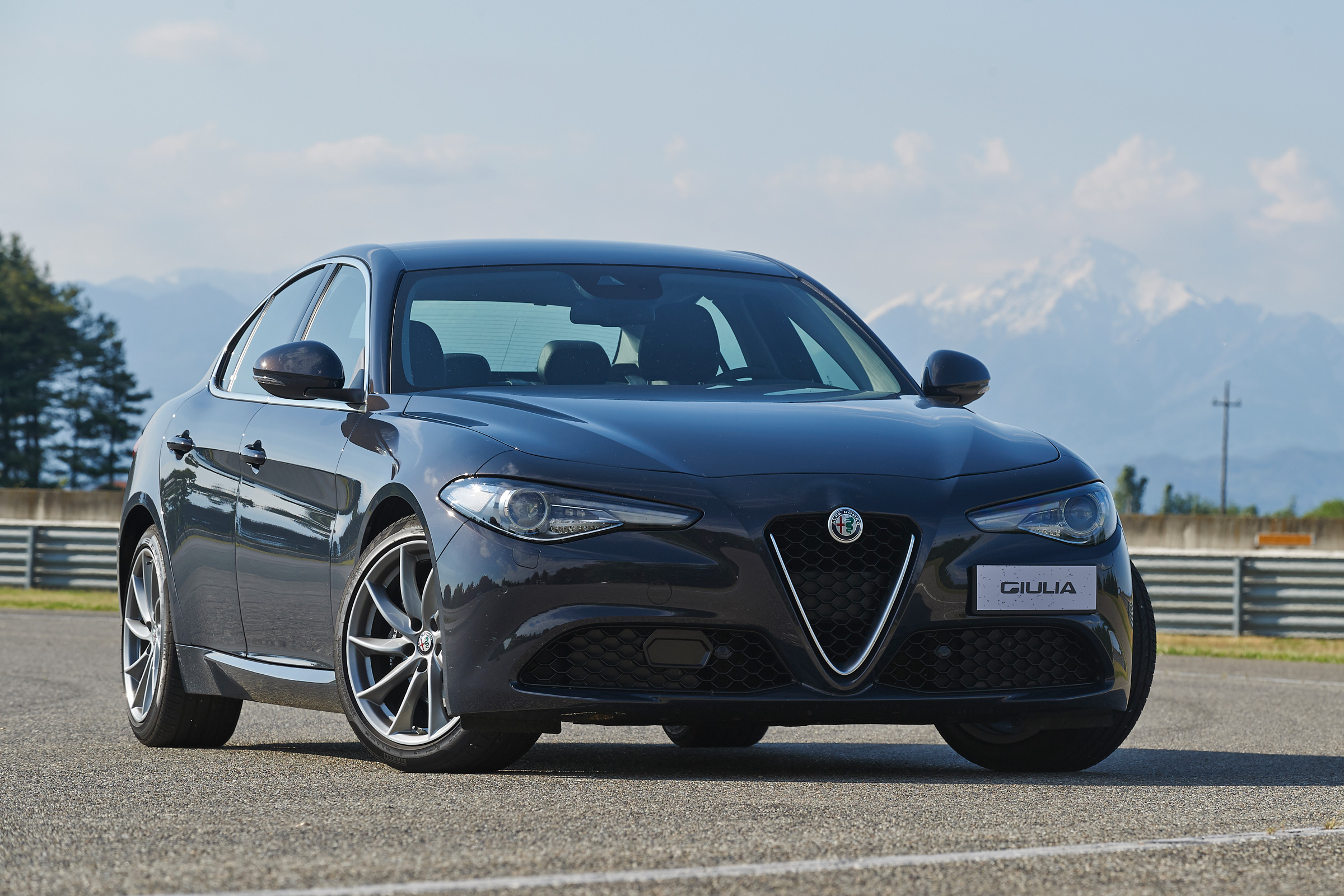 Alfa Romeo Giulia - front quarter