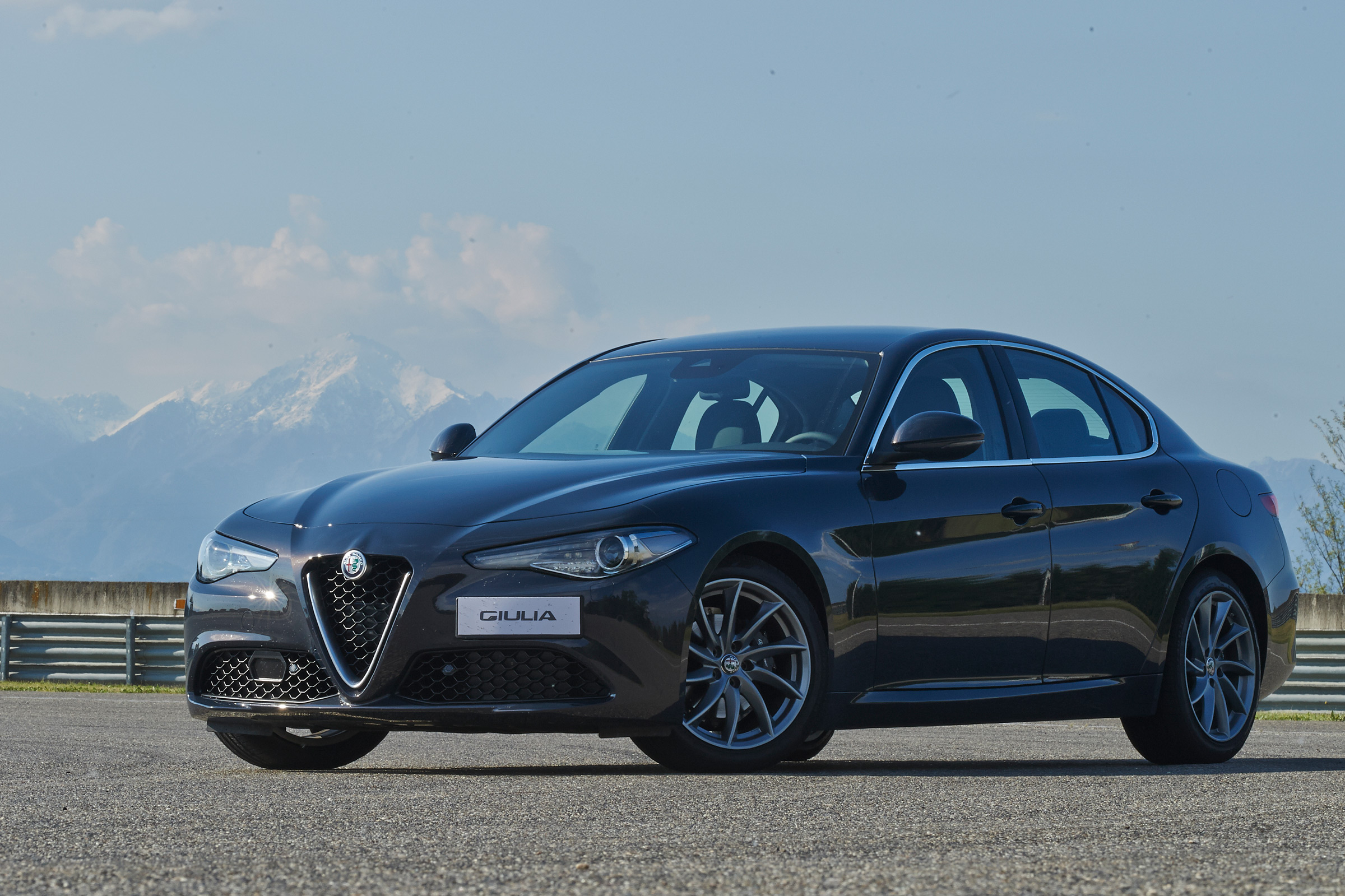 Alfa Romeo Giulia - front quarter 2