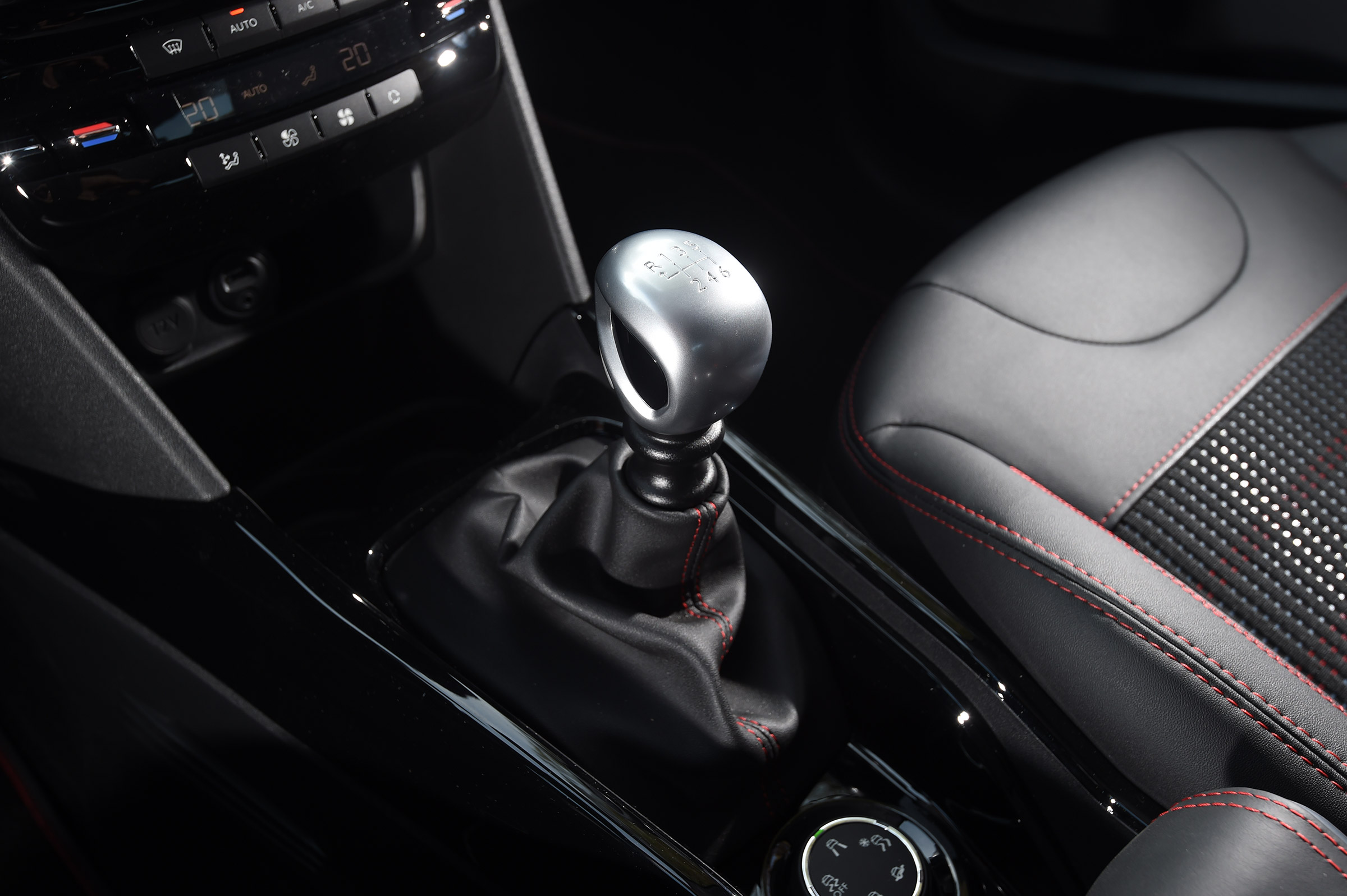 Peugeot 2008 - gear stick