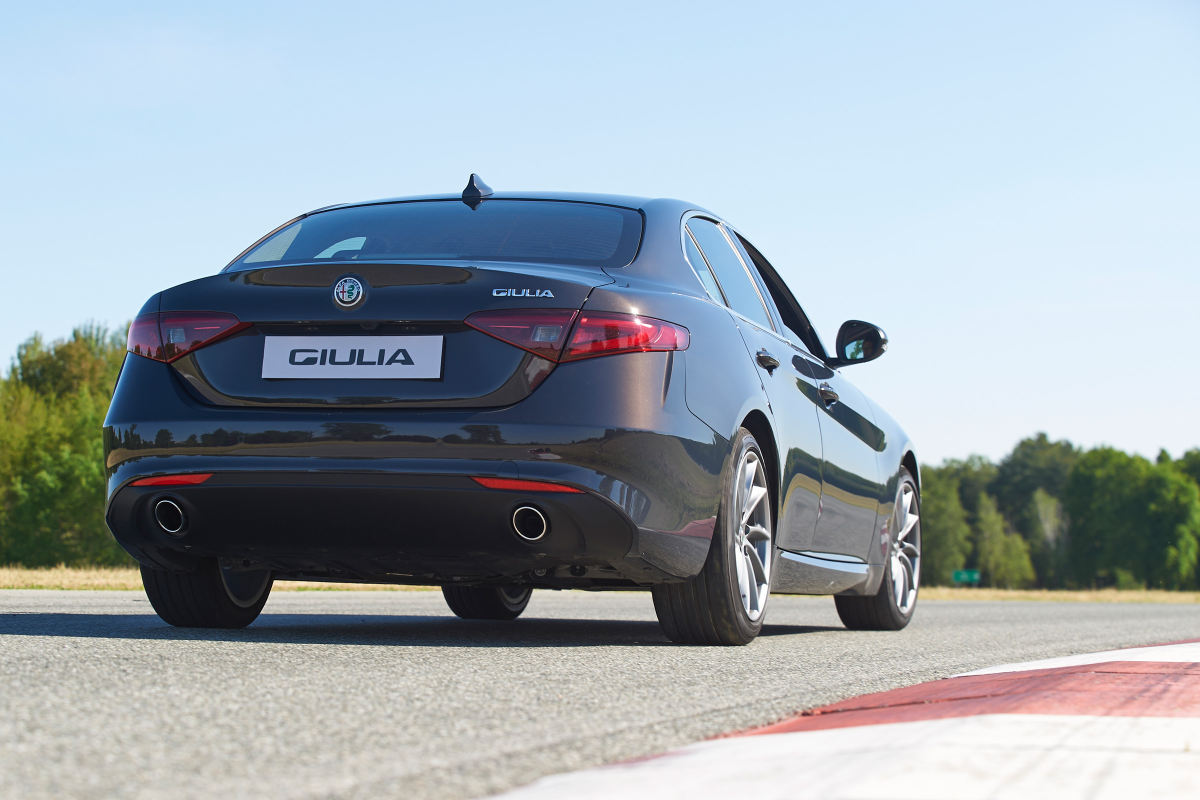 Alfa Romeo Giulia - rear cornering
