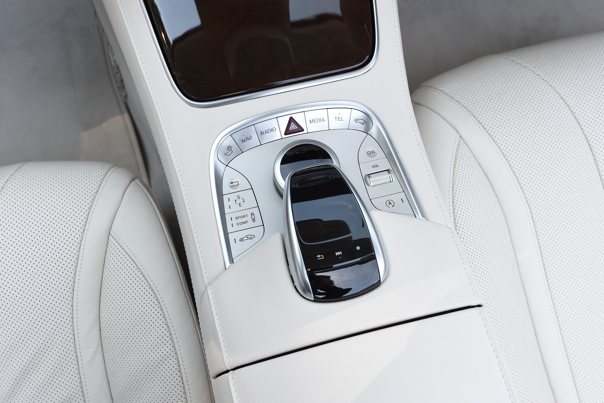 Mercedes S 500 Cabriolet 2016 - centre console