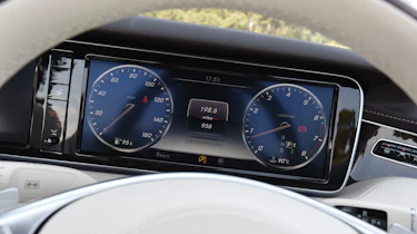 Mercedes S 500 Cabriolet 2016 - dials