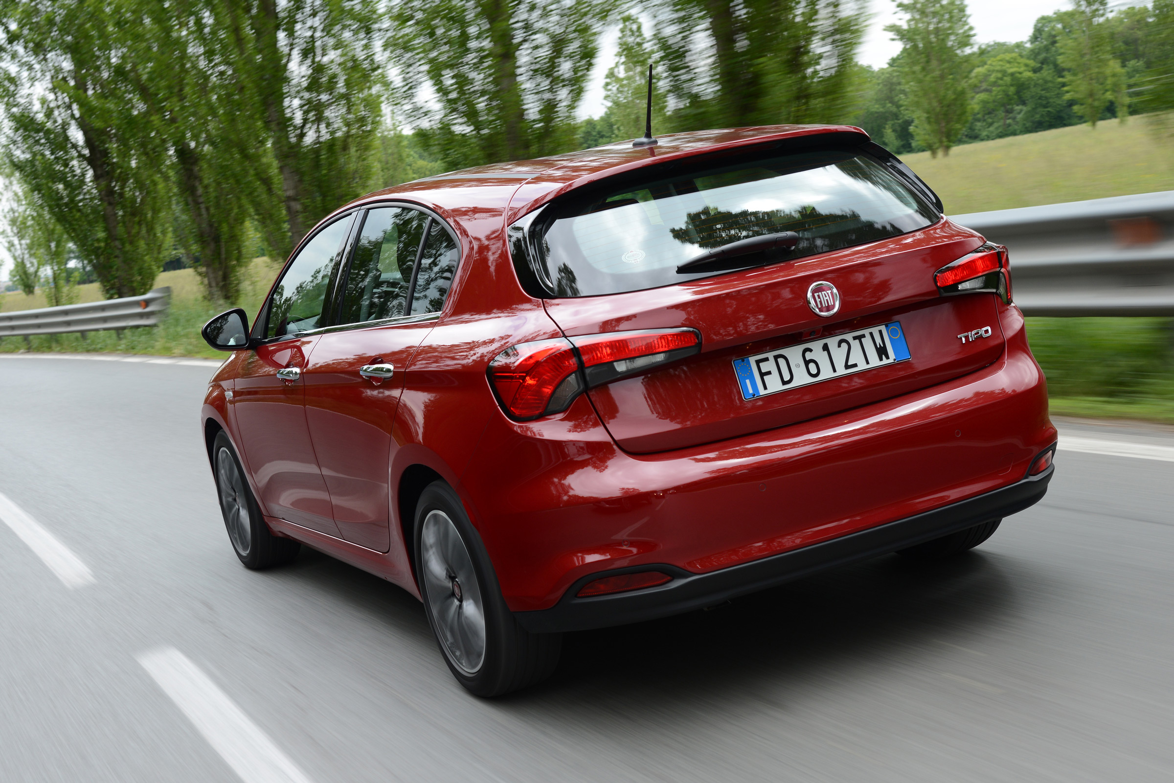 Fiat Tipo hatch 2016 - rear tracking