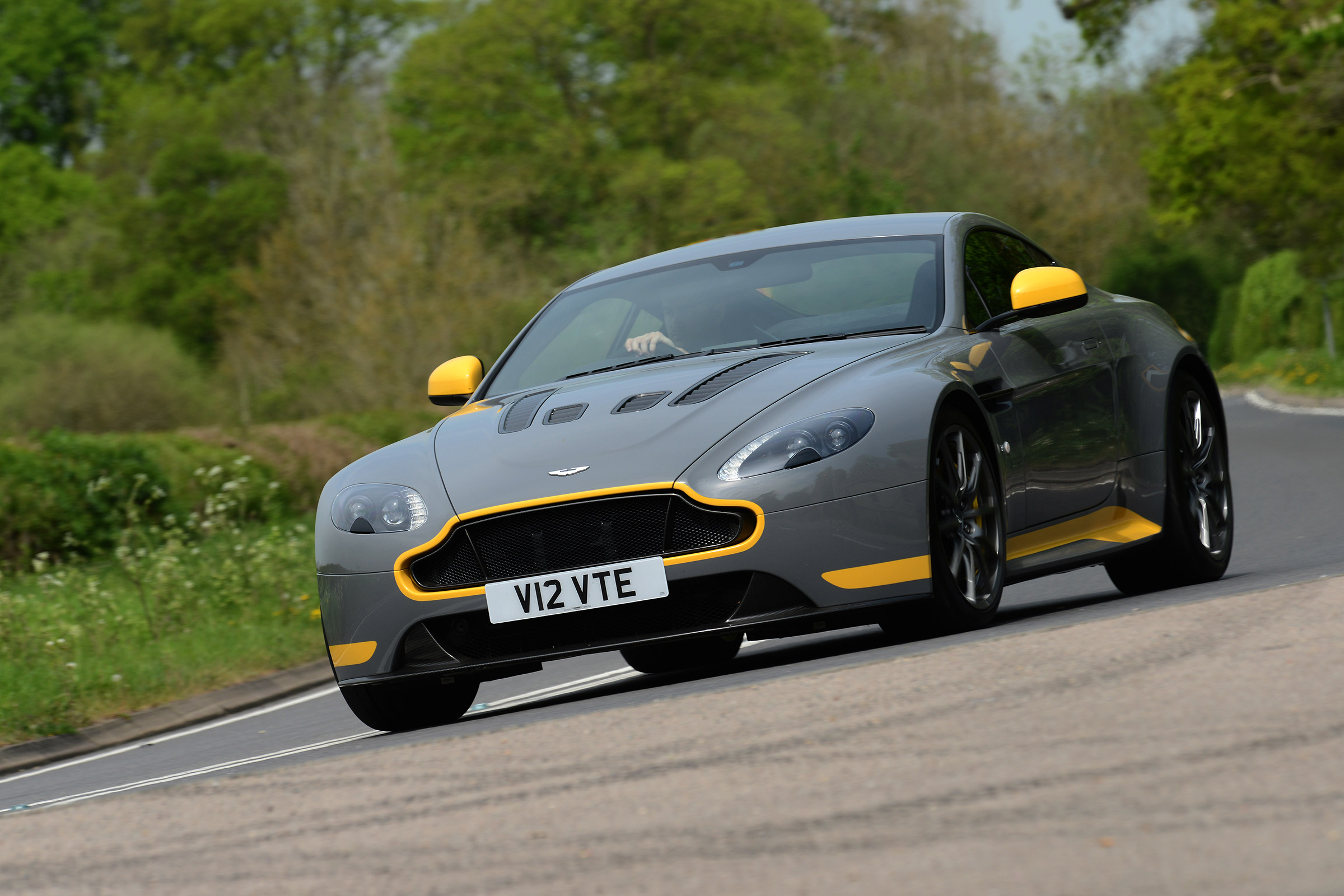 Aston Martin V12 Vantage S - front action