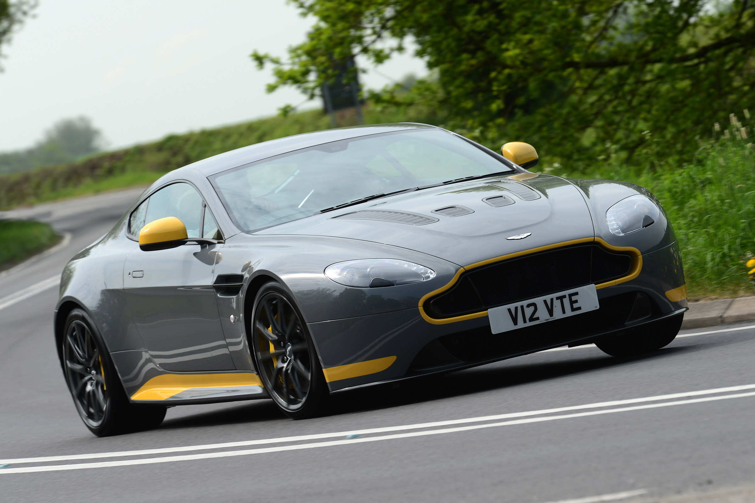 Aston Martin V12 Vantage S - front cornering