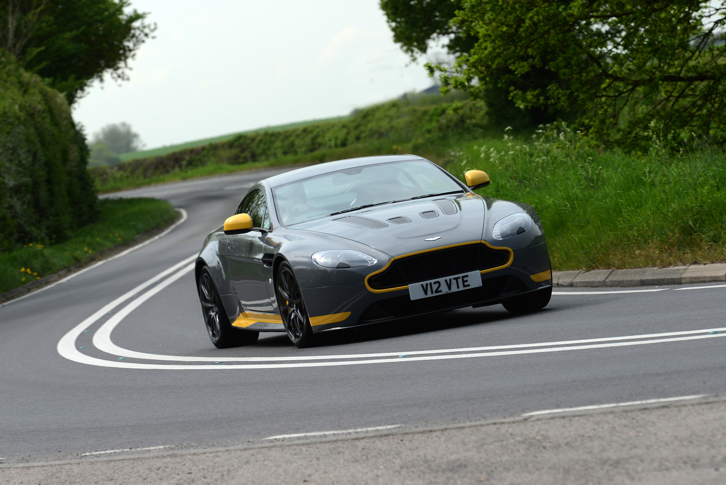 Aston Martin V12 Vantage S - front panning