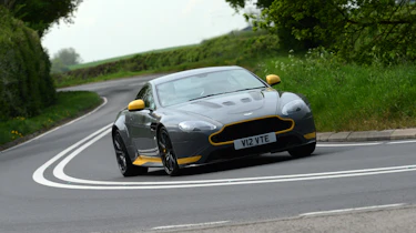 Aston Martin V12 Vantage S - front panning