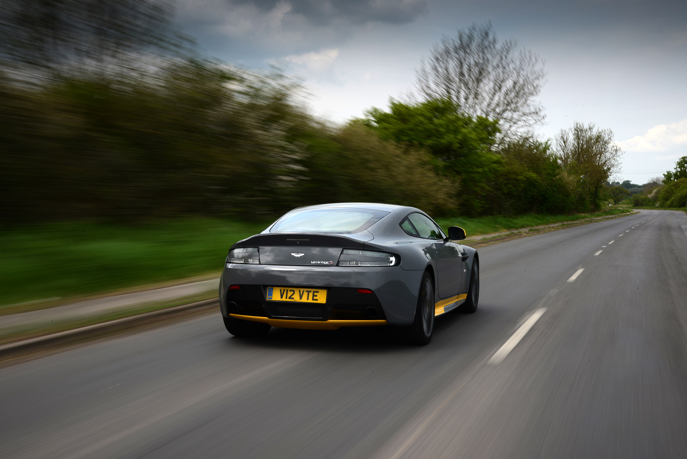 Aston Martin V12 Vantage S - rear action