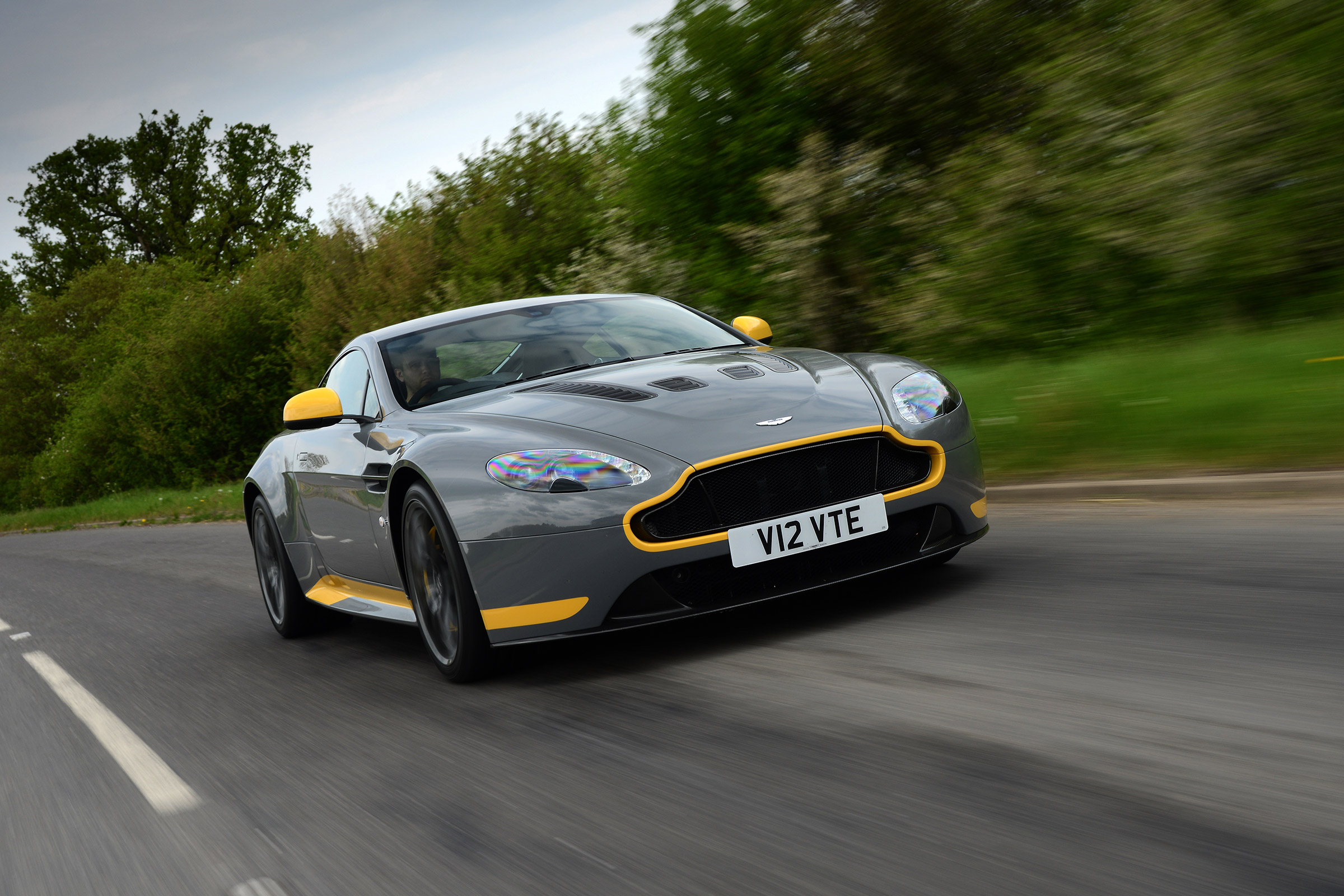 Aston Martin V12 Vantage S - front tracking