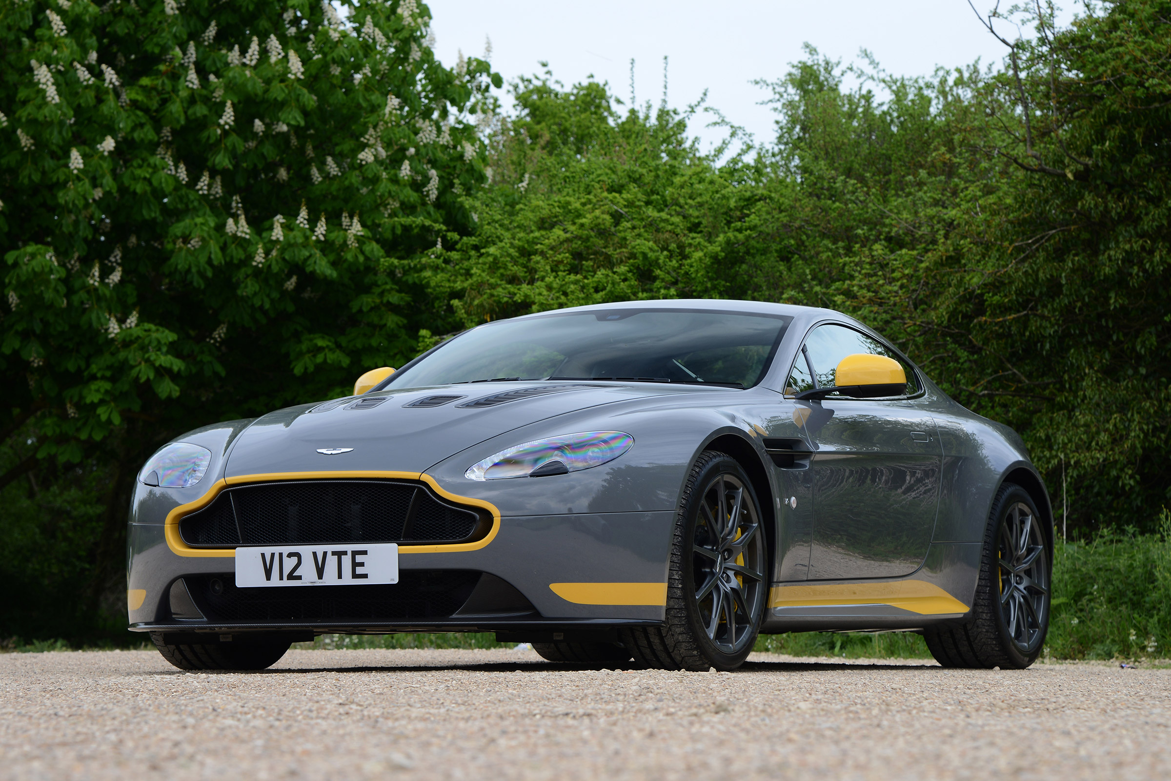 Aston Martin V12 Vantage S - front static
