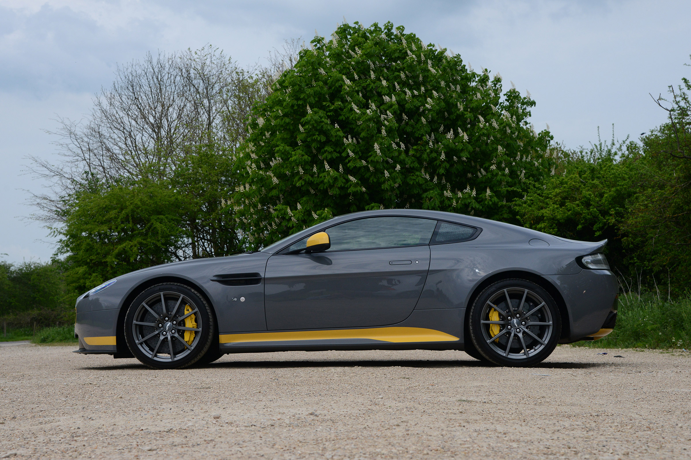 Aston Martin V12 Vantage S - side static
