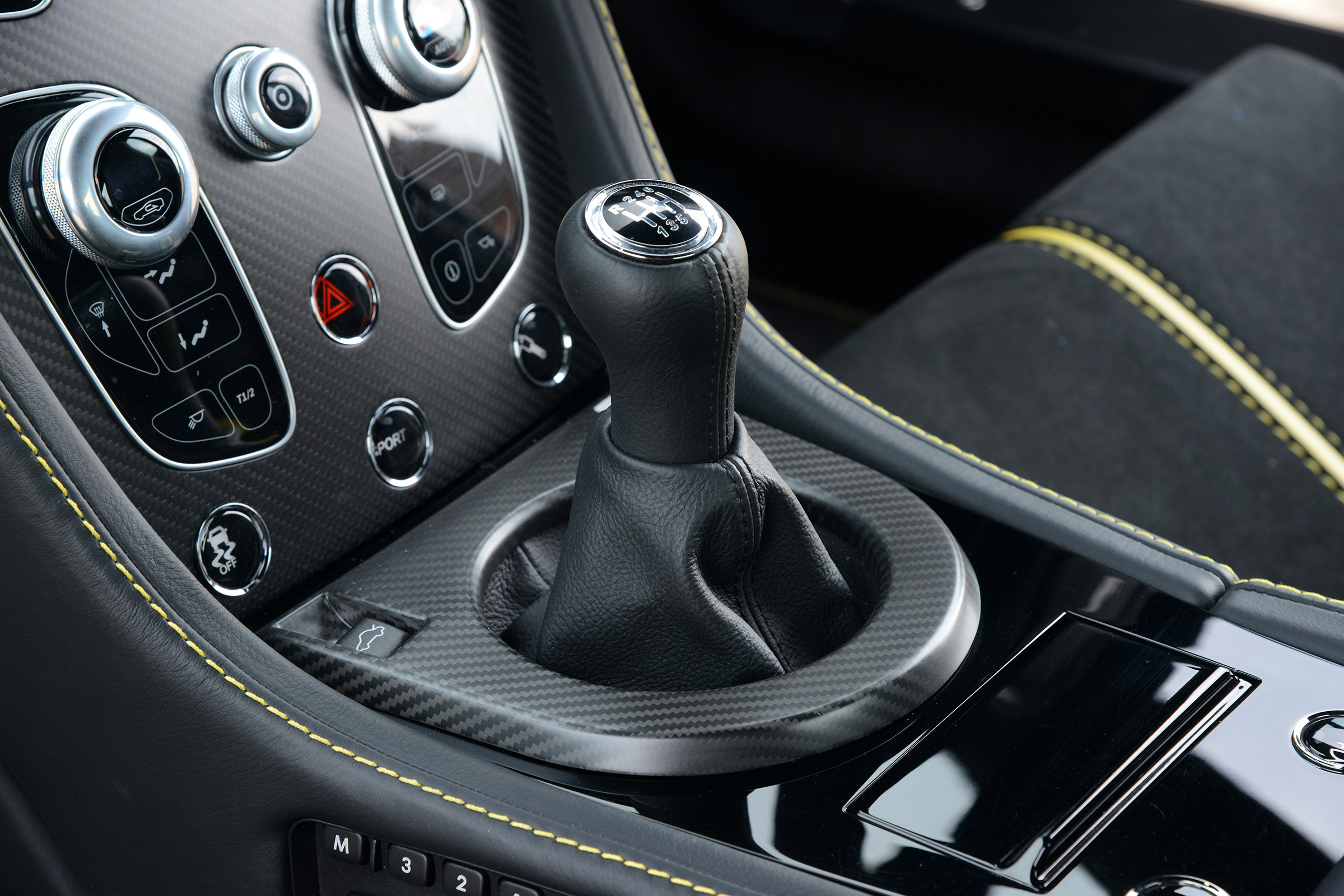 Aston Martin V12 Vantage S - centre console