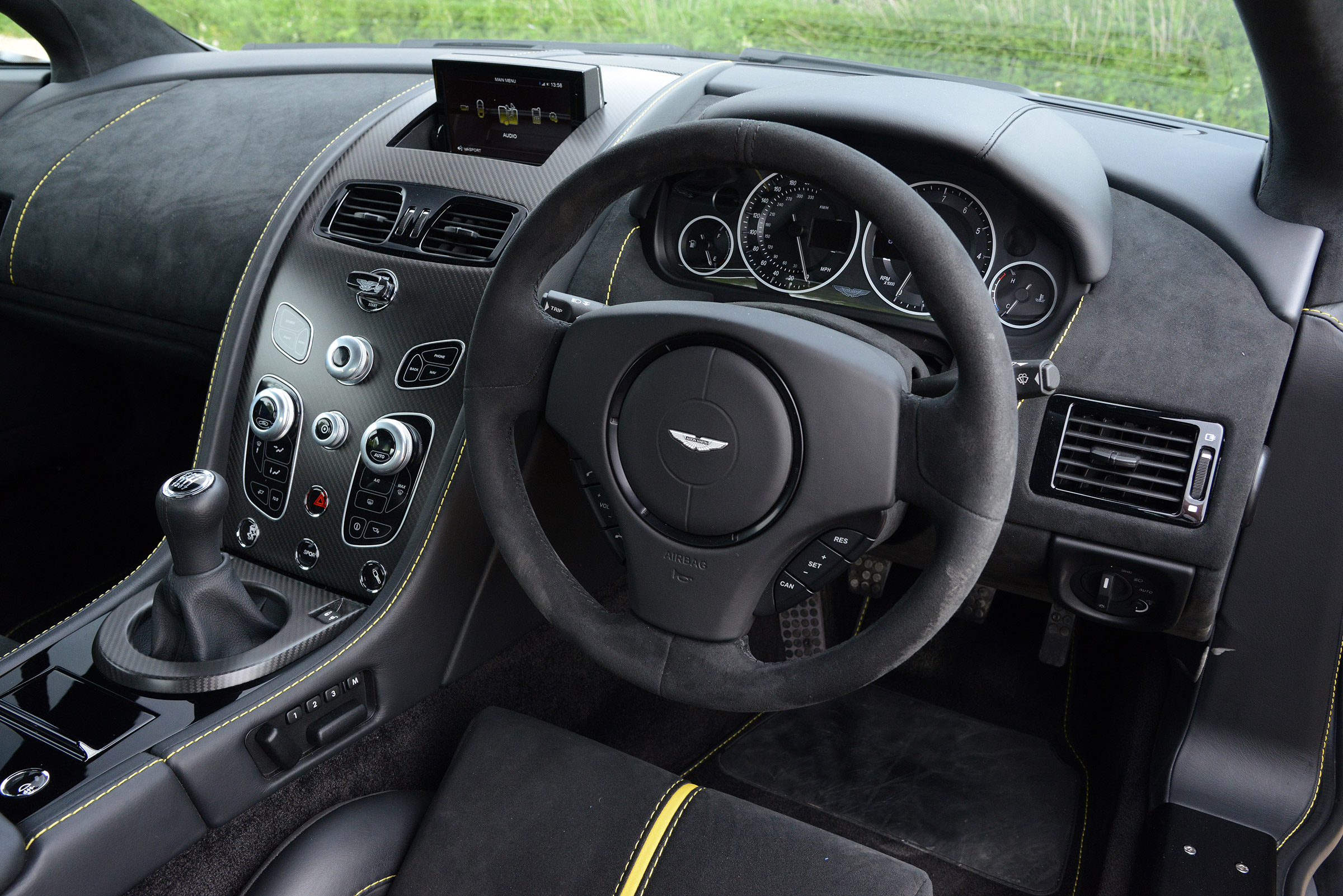 Aston Martin V12 Vantage S - dash