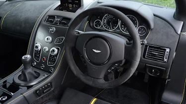 Aston Martin V12 Vantage S - dash