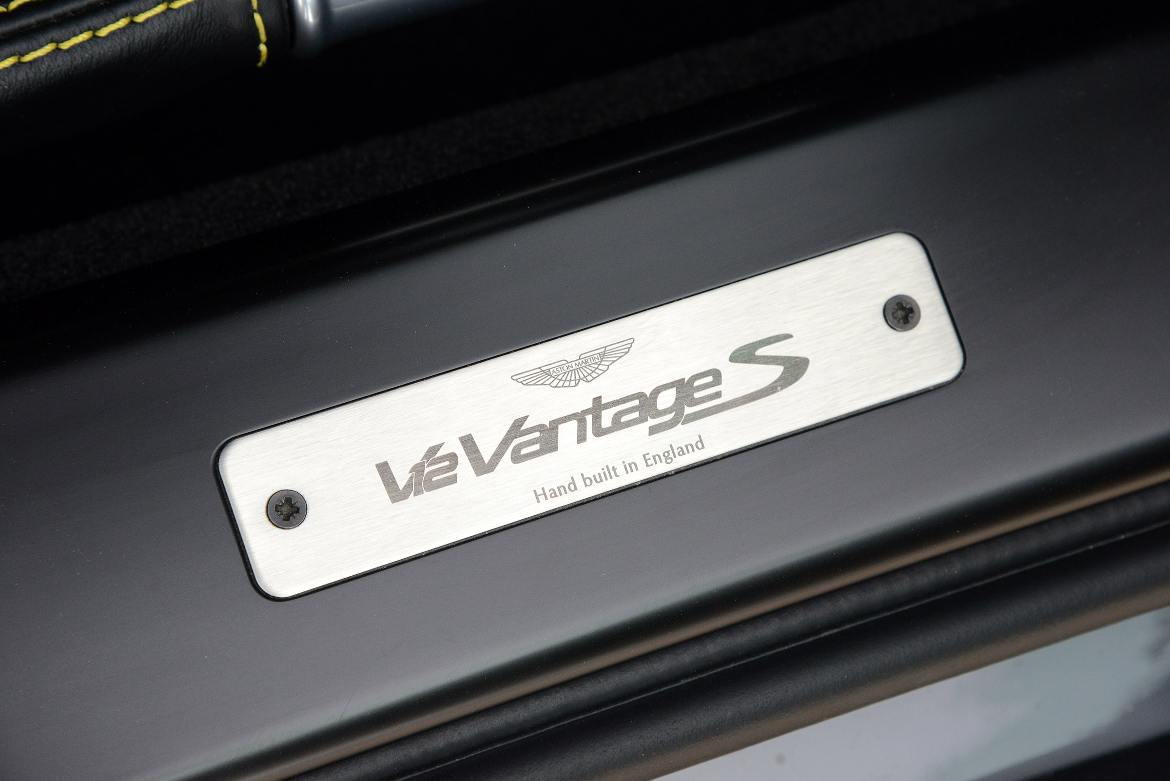 Aston Martin V12 Vantage S - sill badge