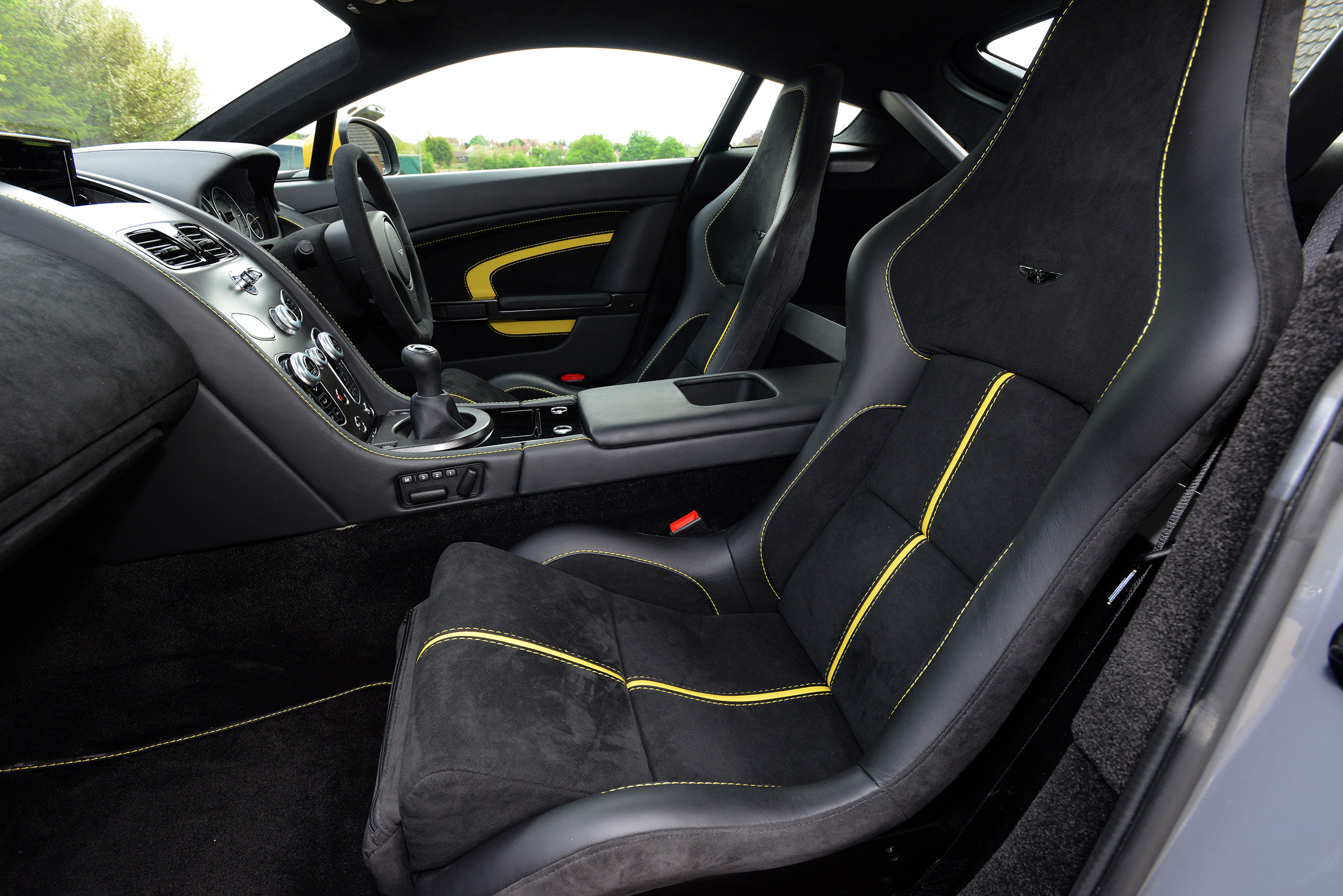 Aston Martin V12 Vantage S - front seats