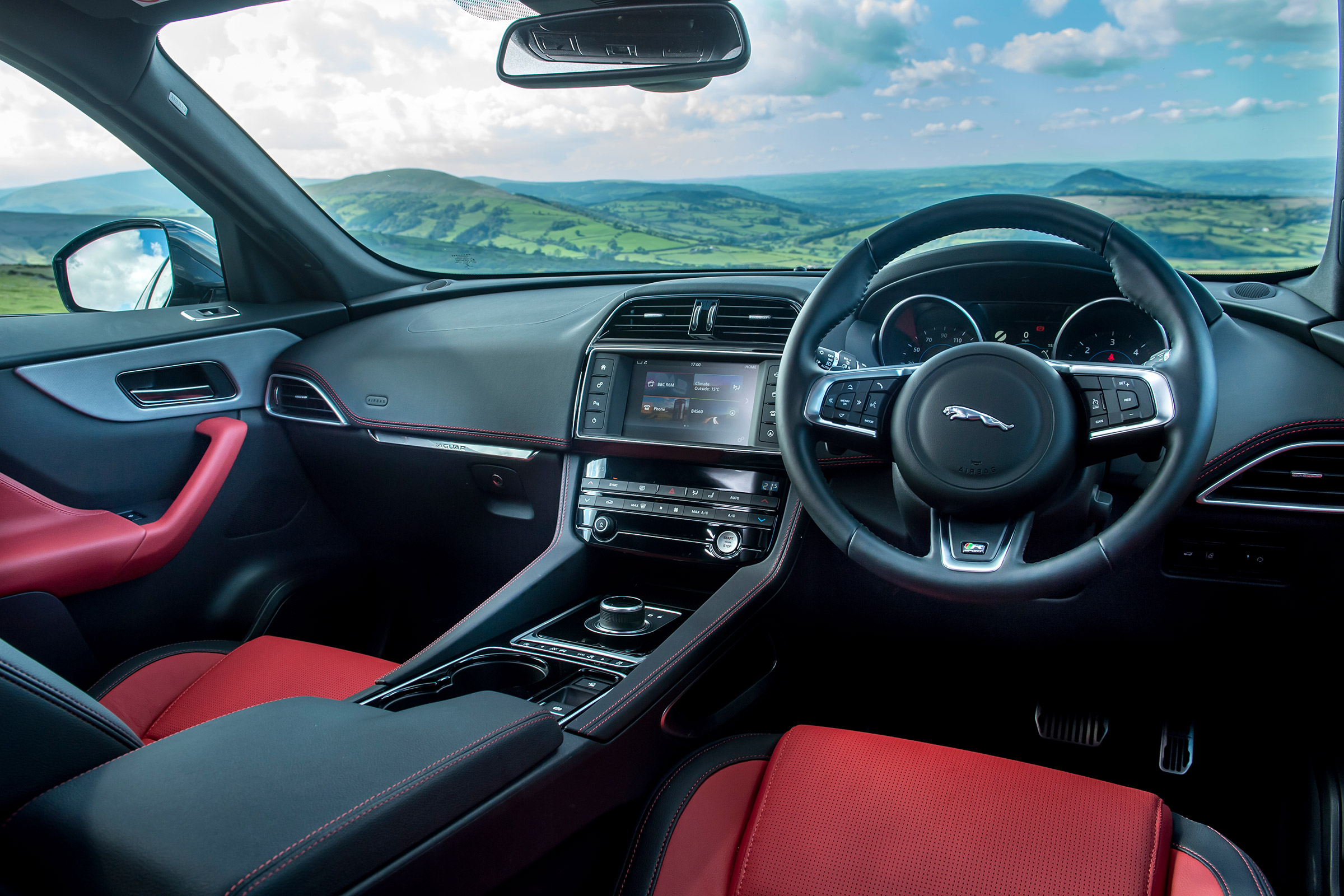 Jaguar F-Pace 3.0d V6 S - interior