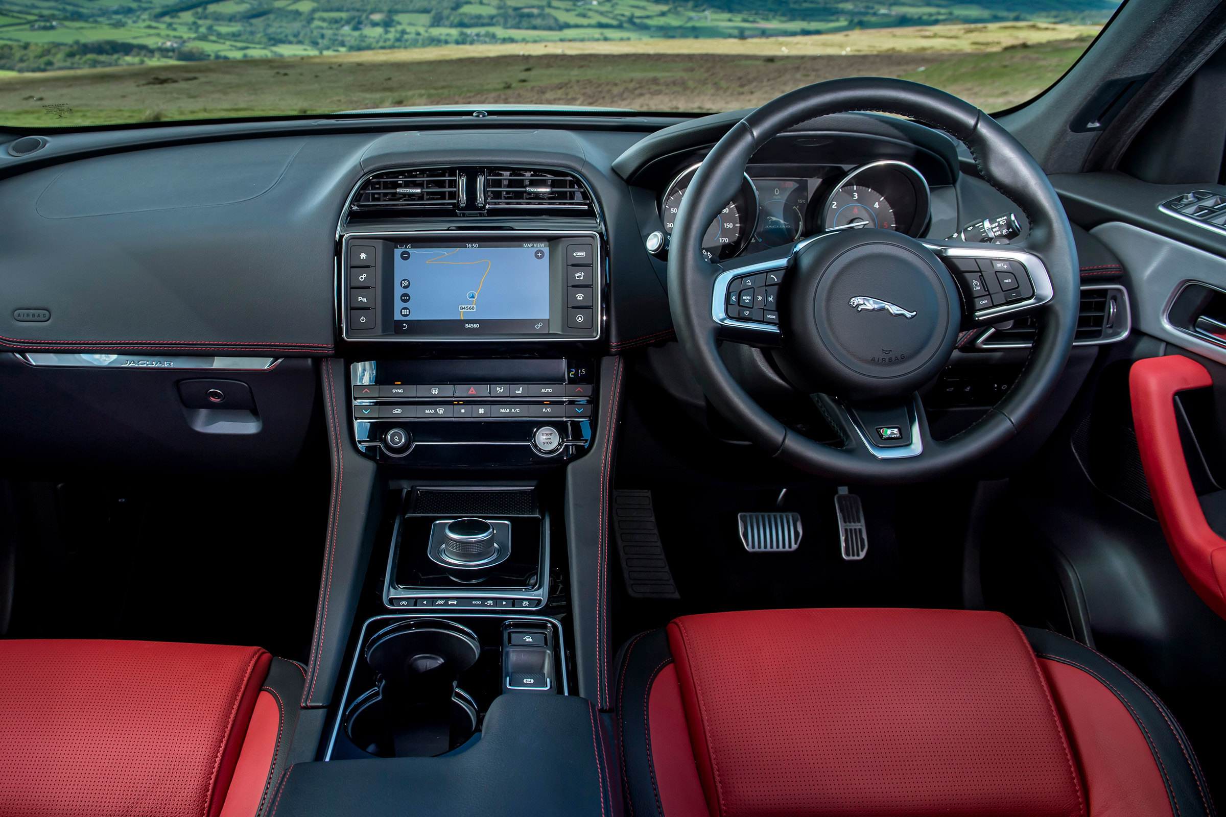 Jaguar F-Pace 3.0d V6 S - dash