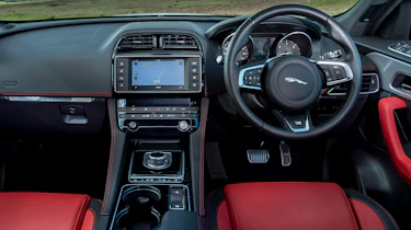 Jaguar F-Pace 3.0d V6 S - dash