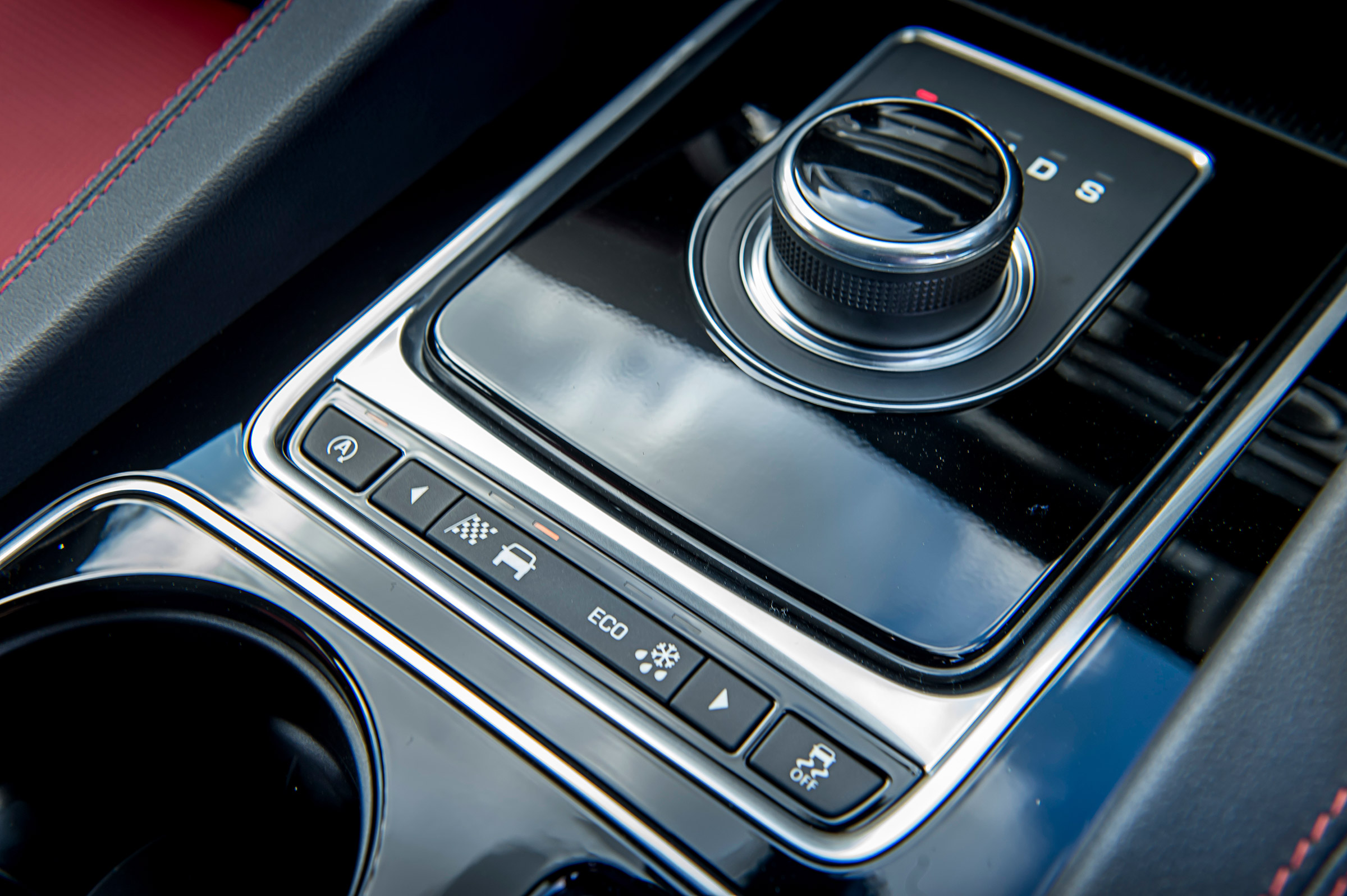 Jaguar F-Pace 3.0d V6 S - centre console
