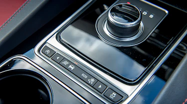 Jaguar F-Pace 3.0d V6 S - centre console