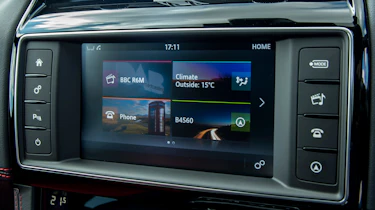 Jaguar F-Pace 3.0d V6 S - screen