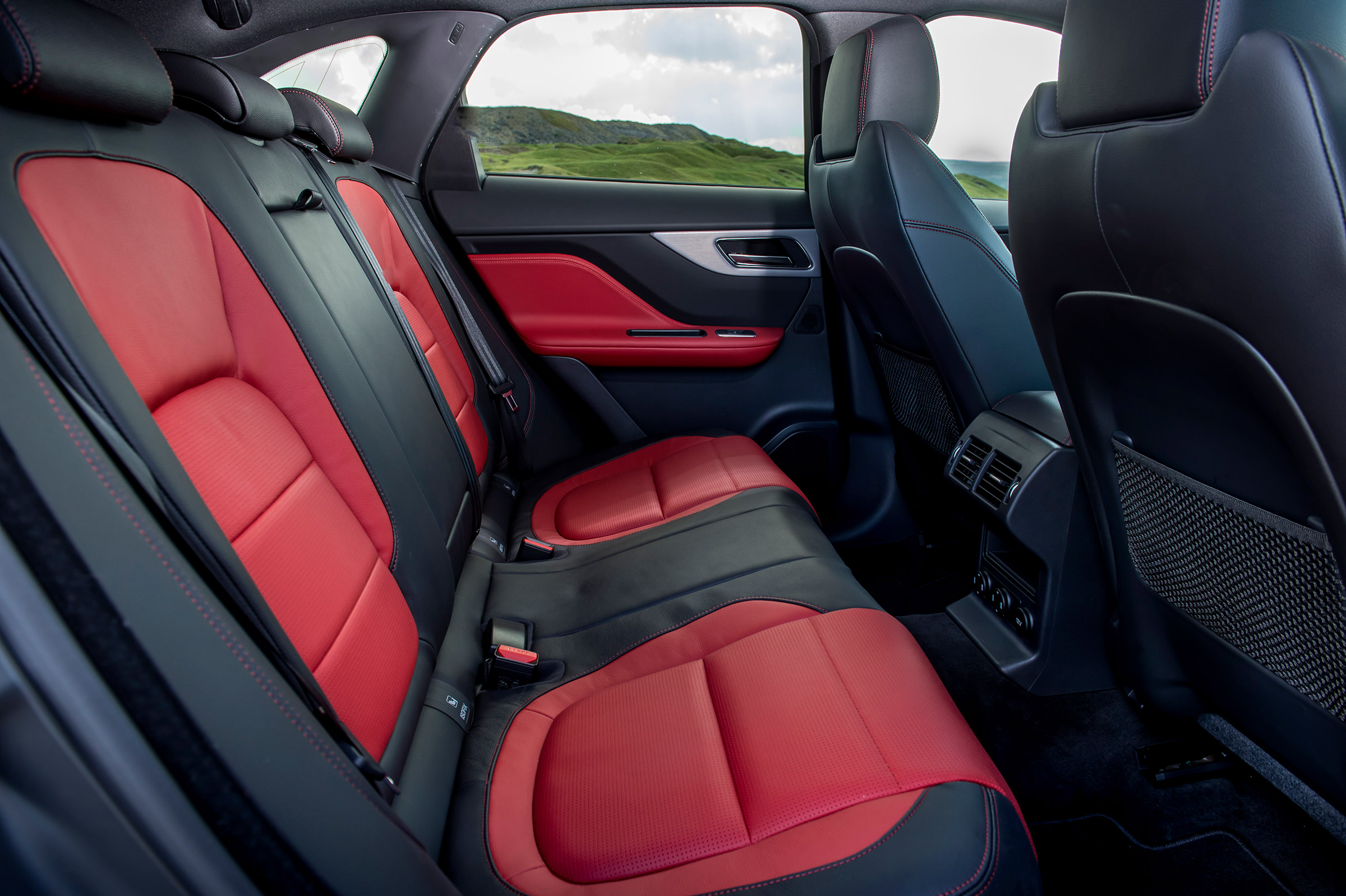 Jaguar F-Pace 3.0d V6 S - rear seats