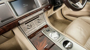 Used Jaguar XF - centre console