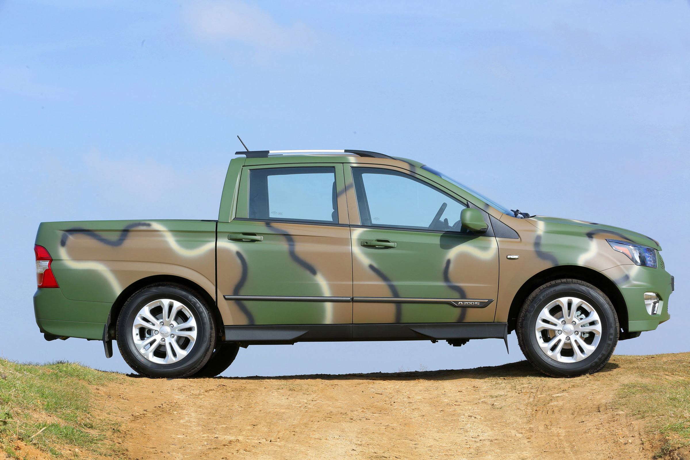 SsangYong Korando Sports DMZ - side