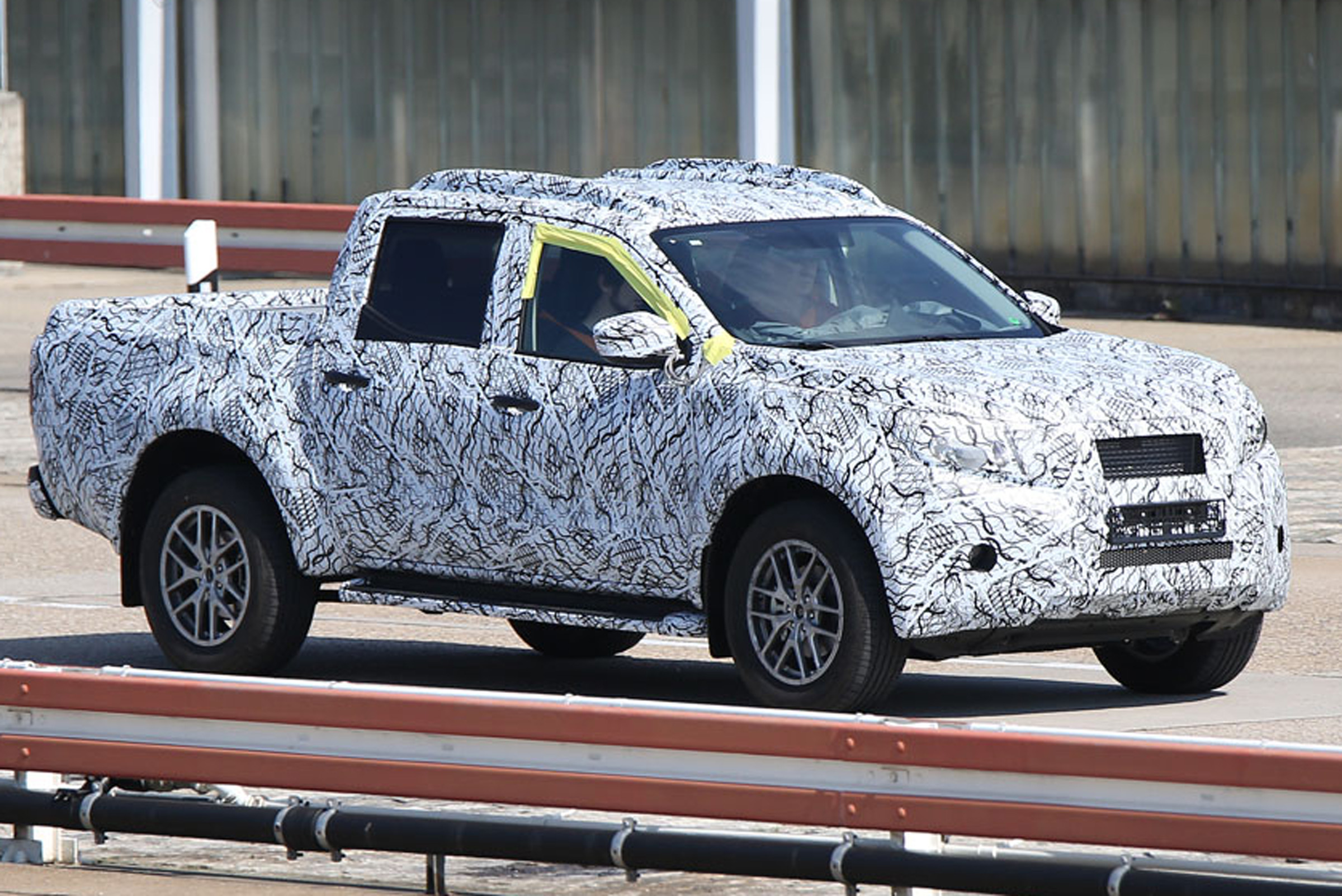 Mercedes pick-up 2016 spy front