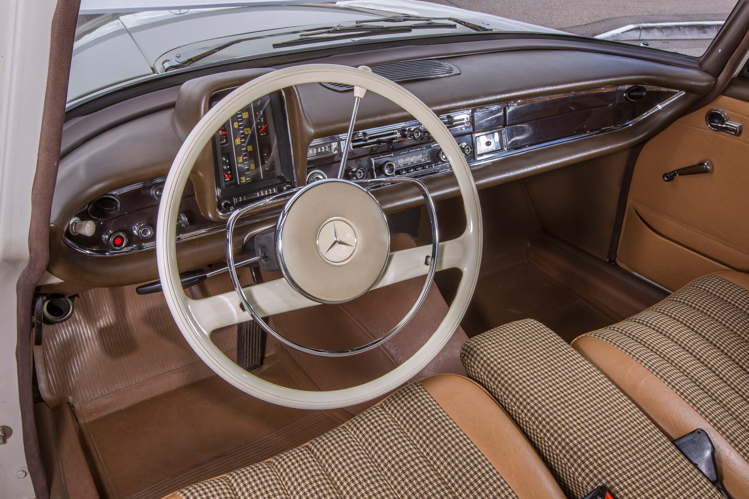 70 years of Mercedes E-Class - 110 Fintail interior