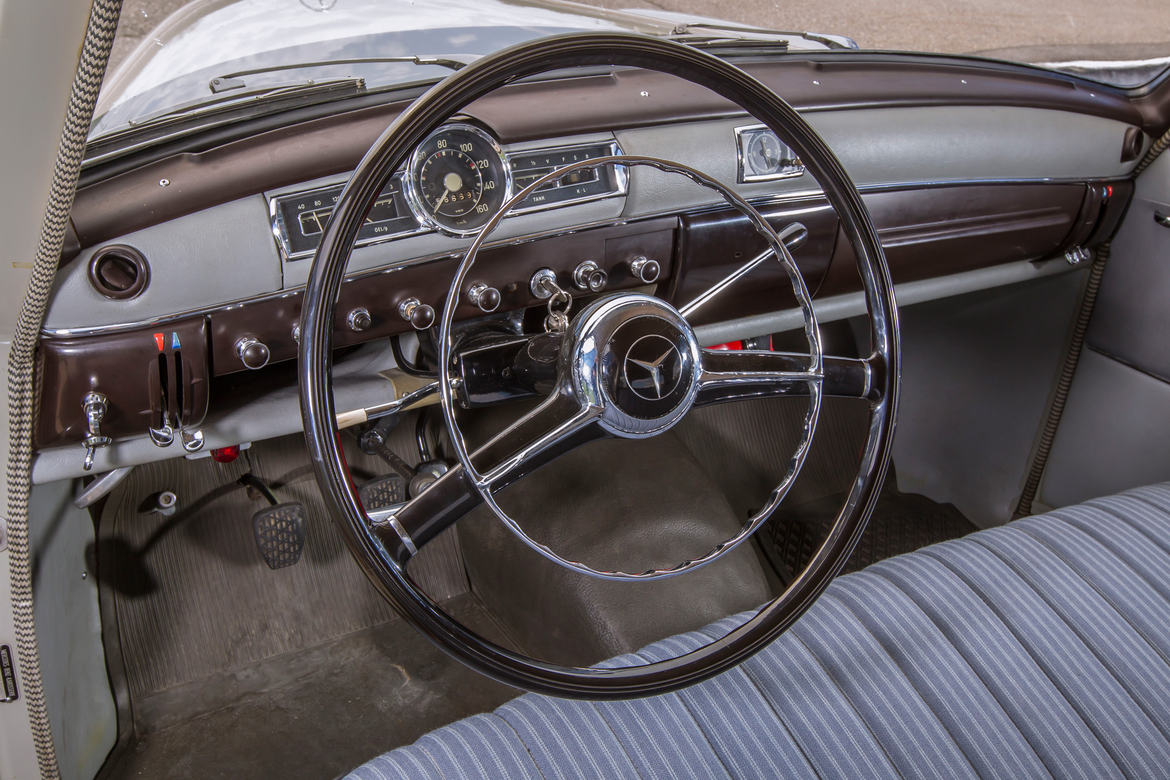 70 years of Mercedes E-Class - 180 Ponton interior
