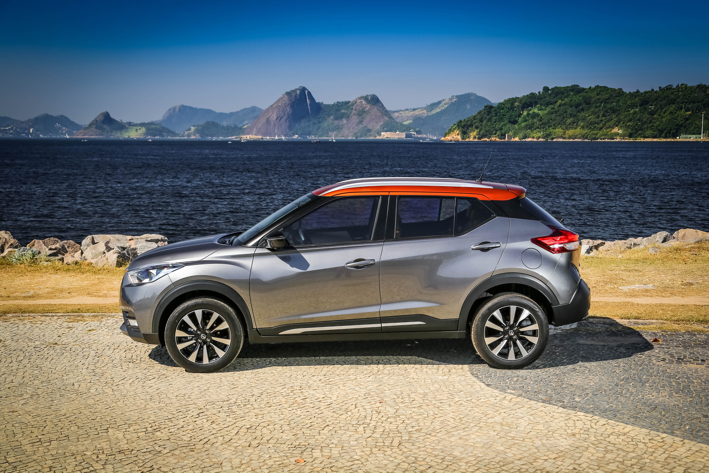 Nissan Kicks official - side