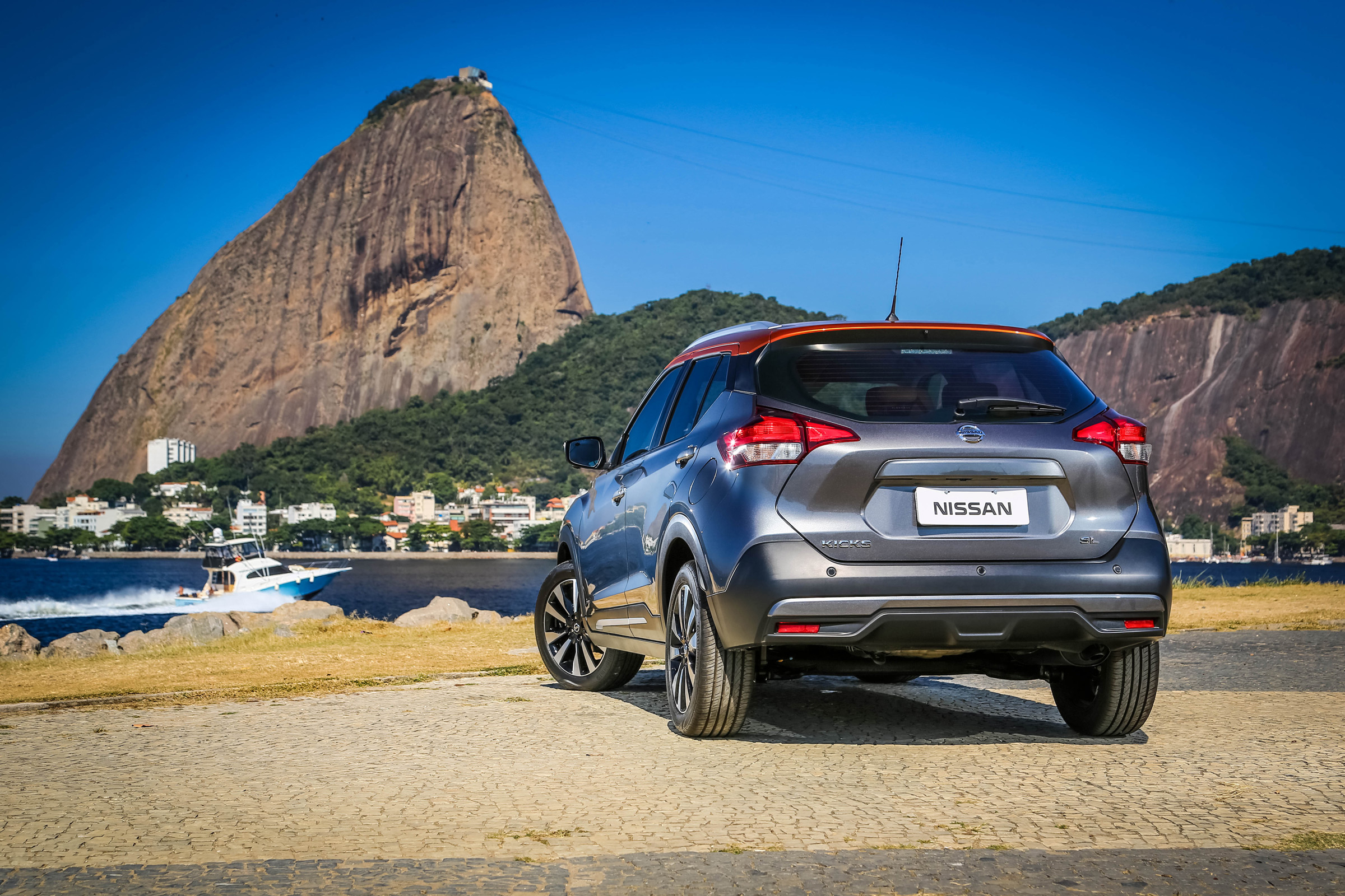 Nissan Kicks official - rear quarter