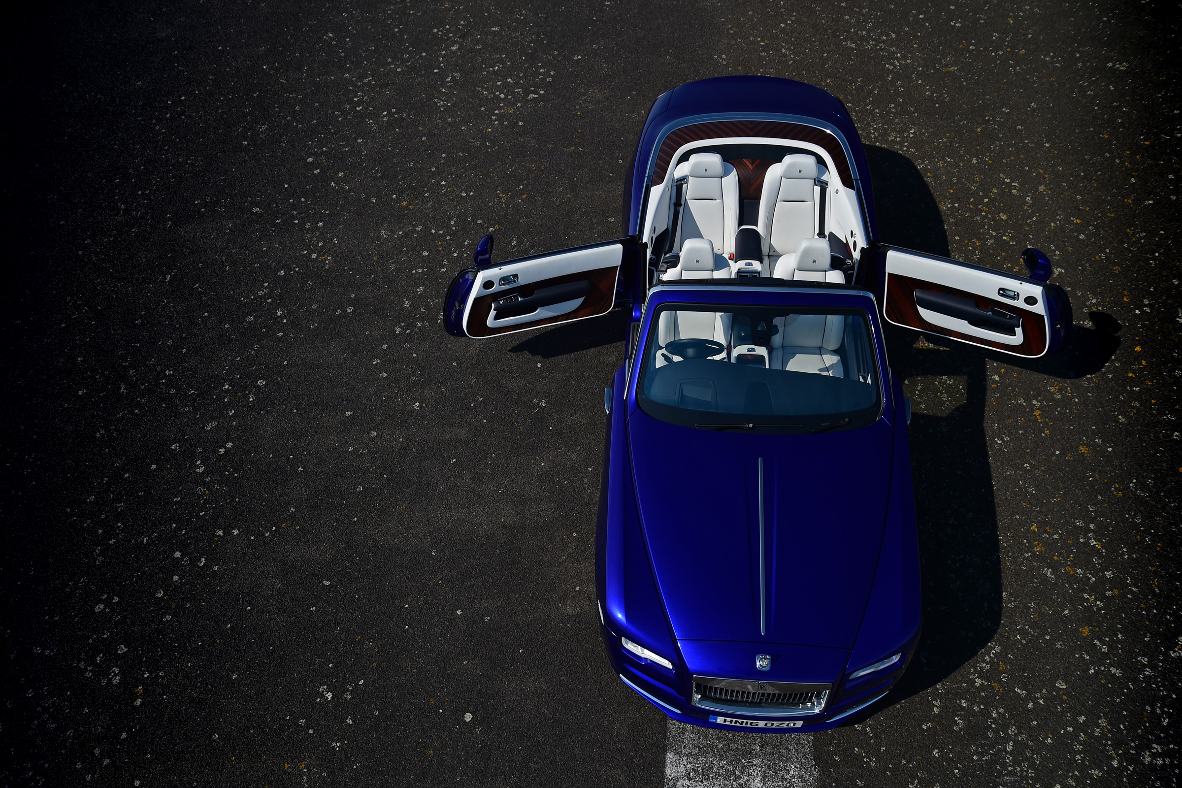 Rolls-Royce Dawn 2016 - front overhead doors open