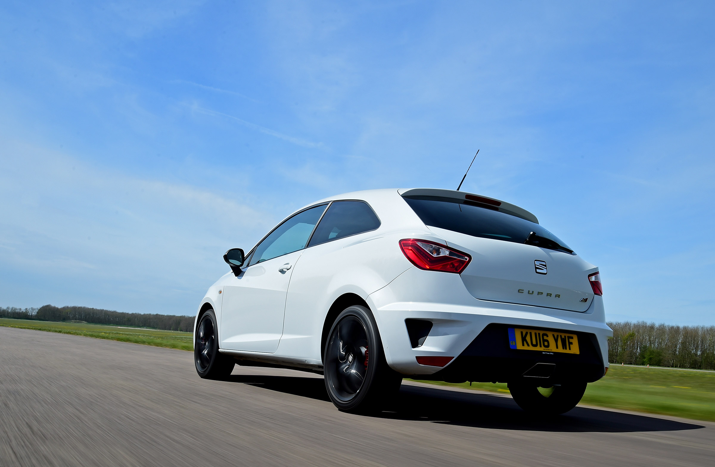 SEAT Ibiza Cupra vs VW Polo GTI - Ibiza rear tracking