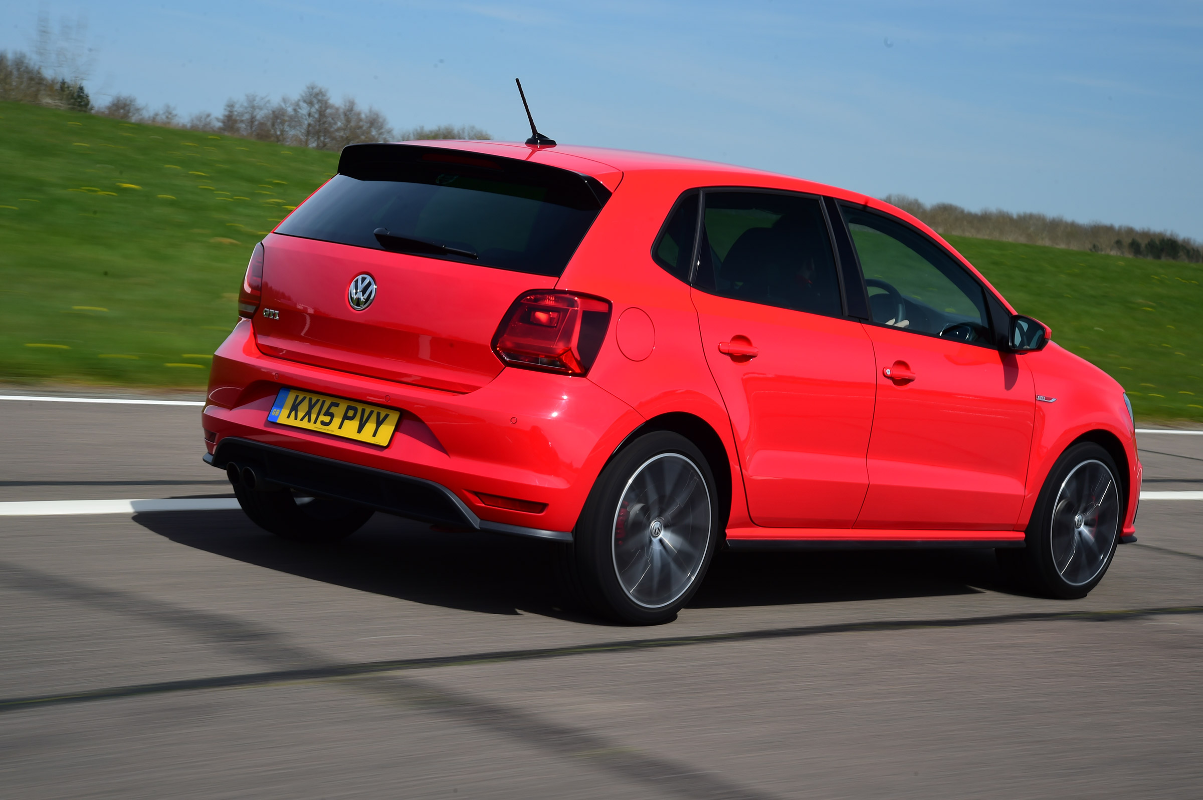 SEAT Ibiza Cupra vs VW Polo GTI - rear tracking
