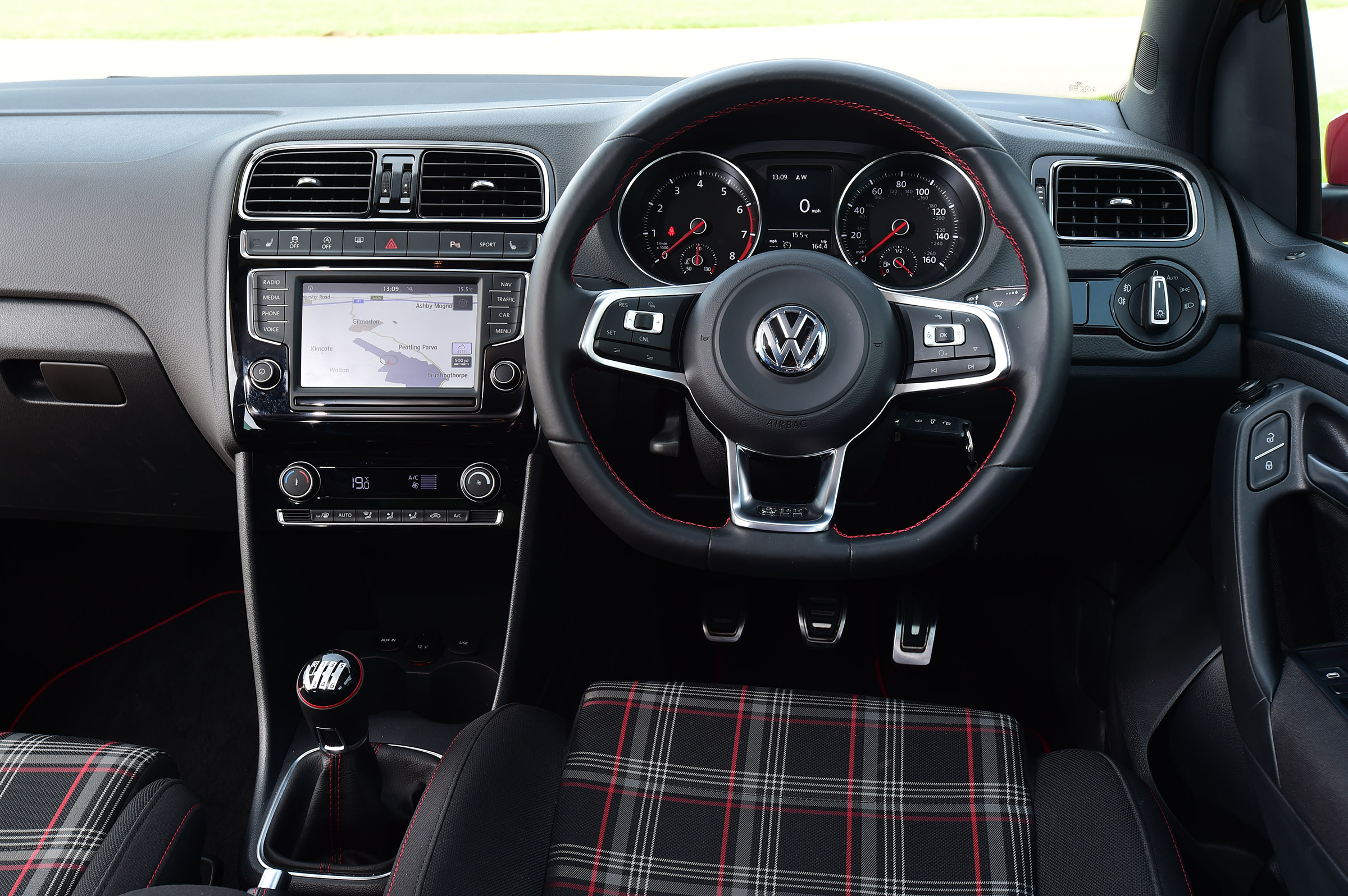 SEAT Ibiza Cupra vs VW Polo GTI - Polo interior