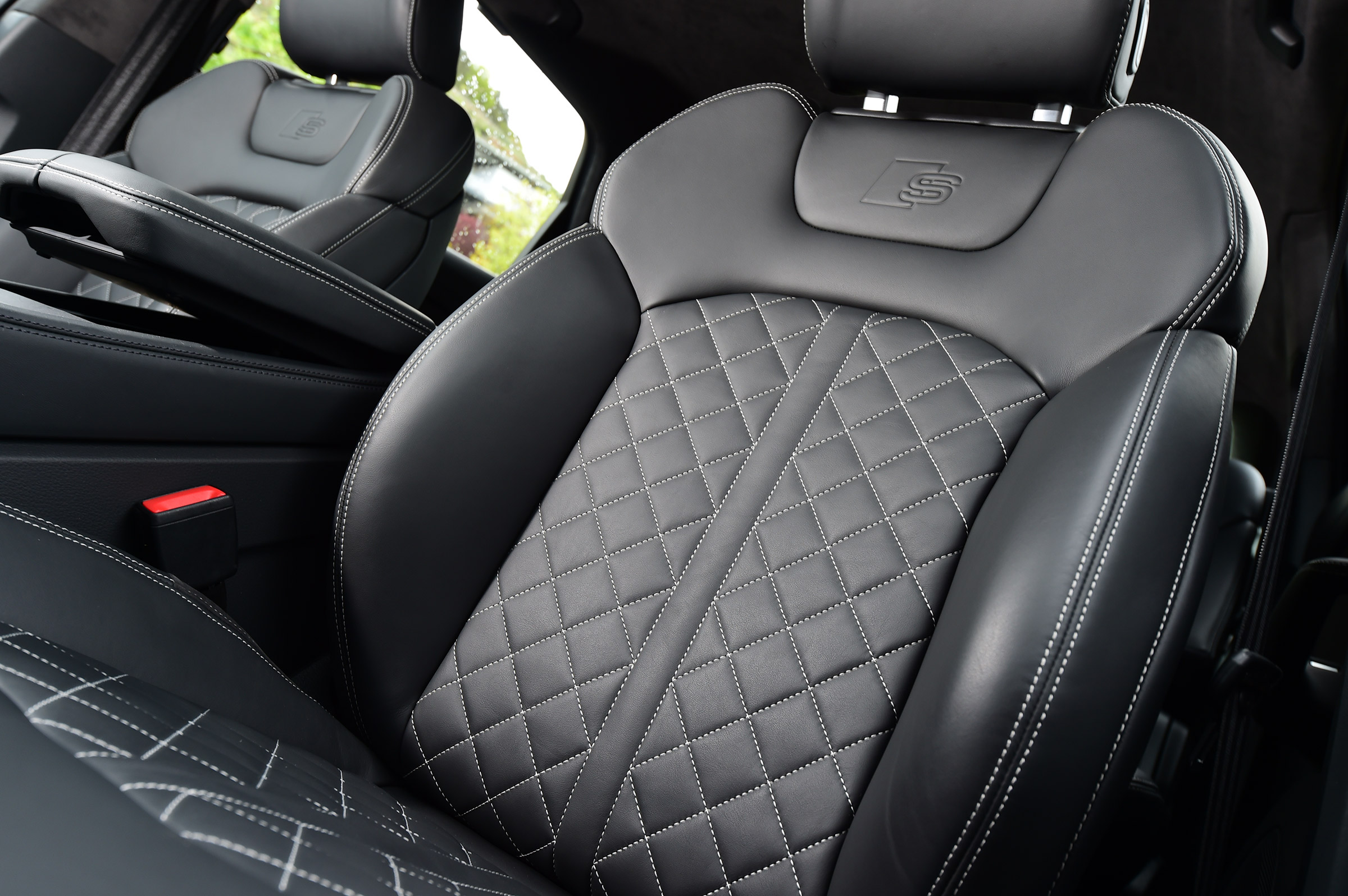 Audi SQ7 - front seat detail