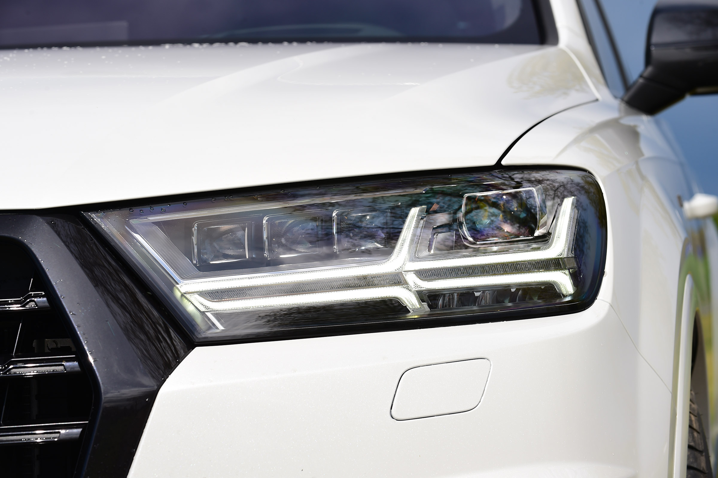 Audi SQ7 - front light detail
