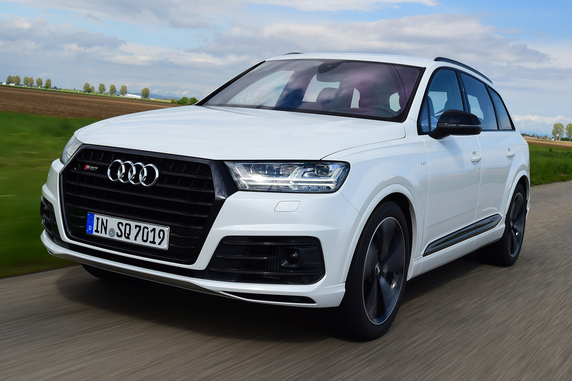 Audi SQ7 - front white
