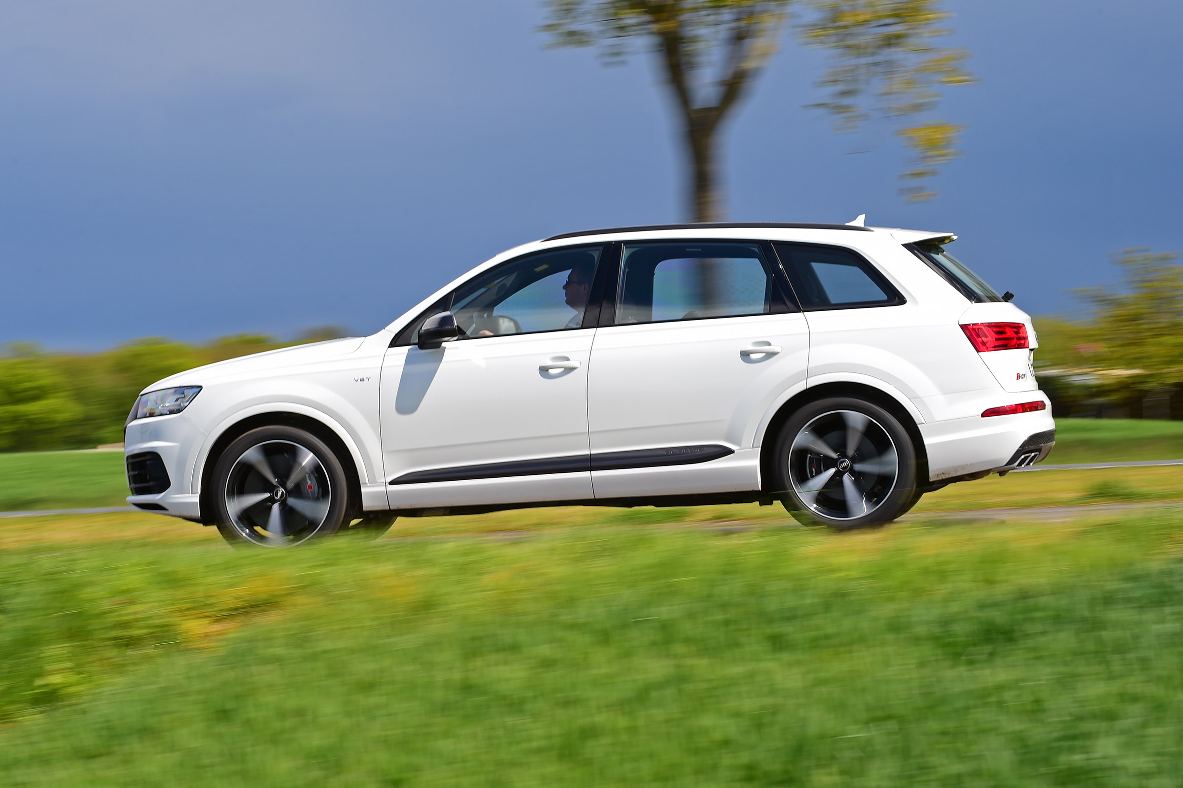 Audi SQ7 - side white