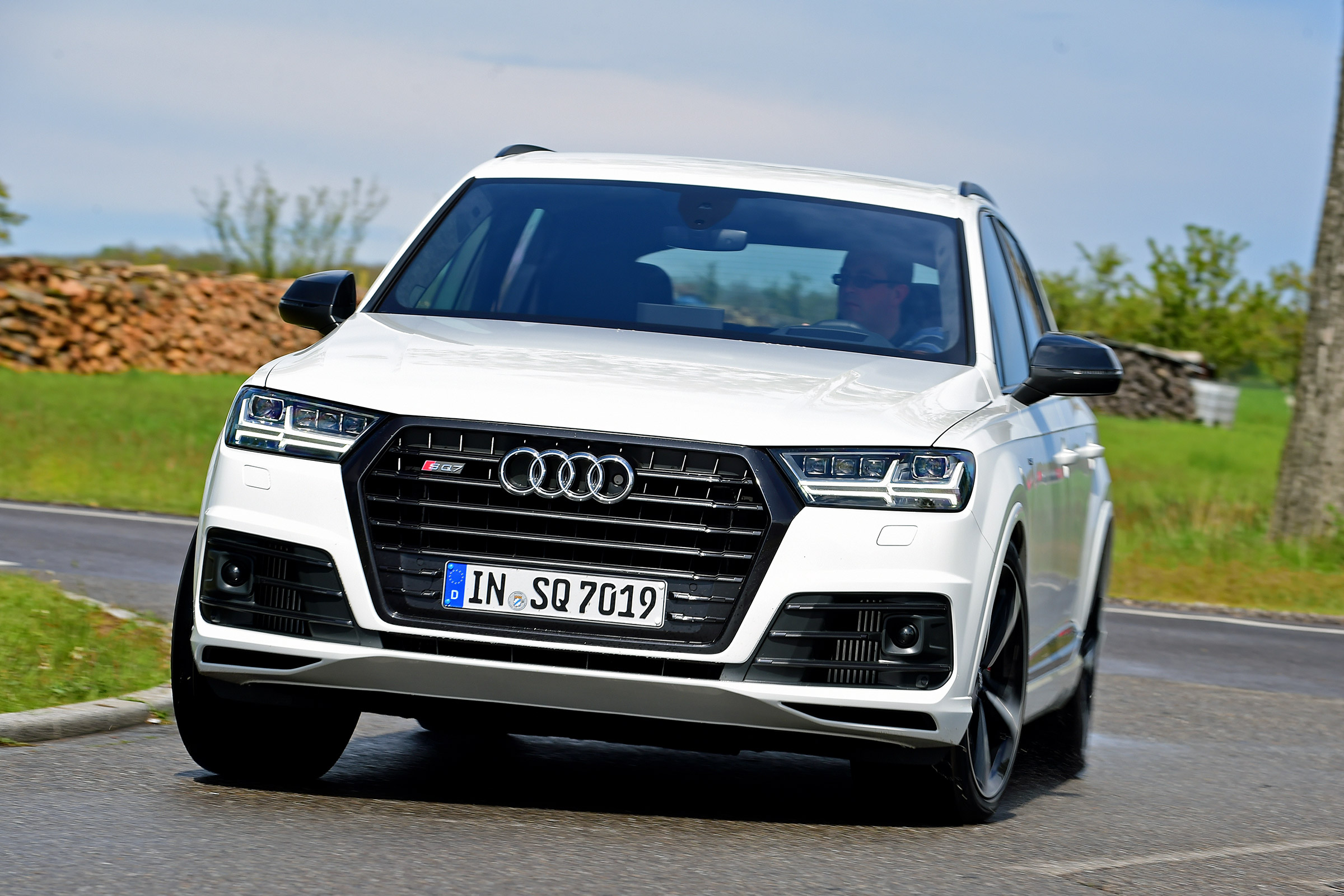 Audi SQ7 - front white cornering